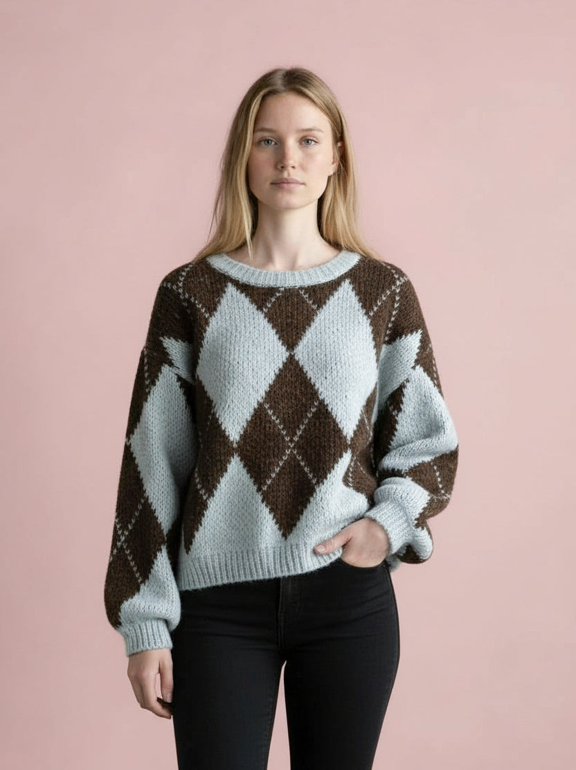 KI generiertes Foto von junger Frau im Karo-Pullover Argyle in der Farbe Blau / Braun vom Hamburger Modelabel stegmann mode