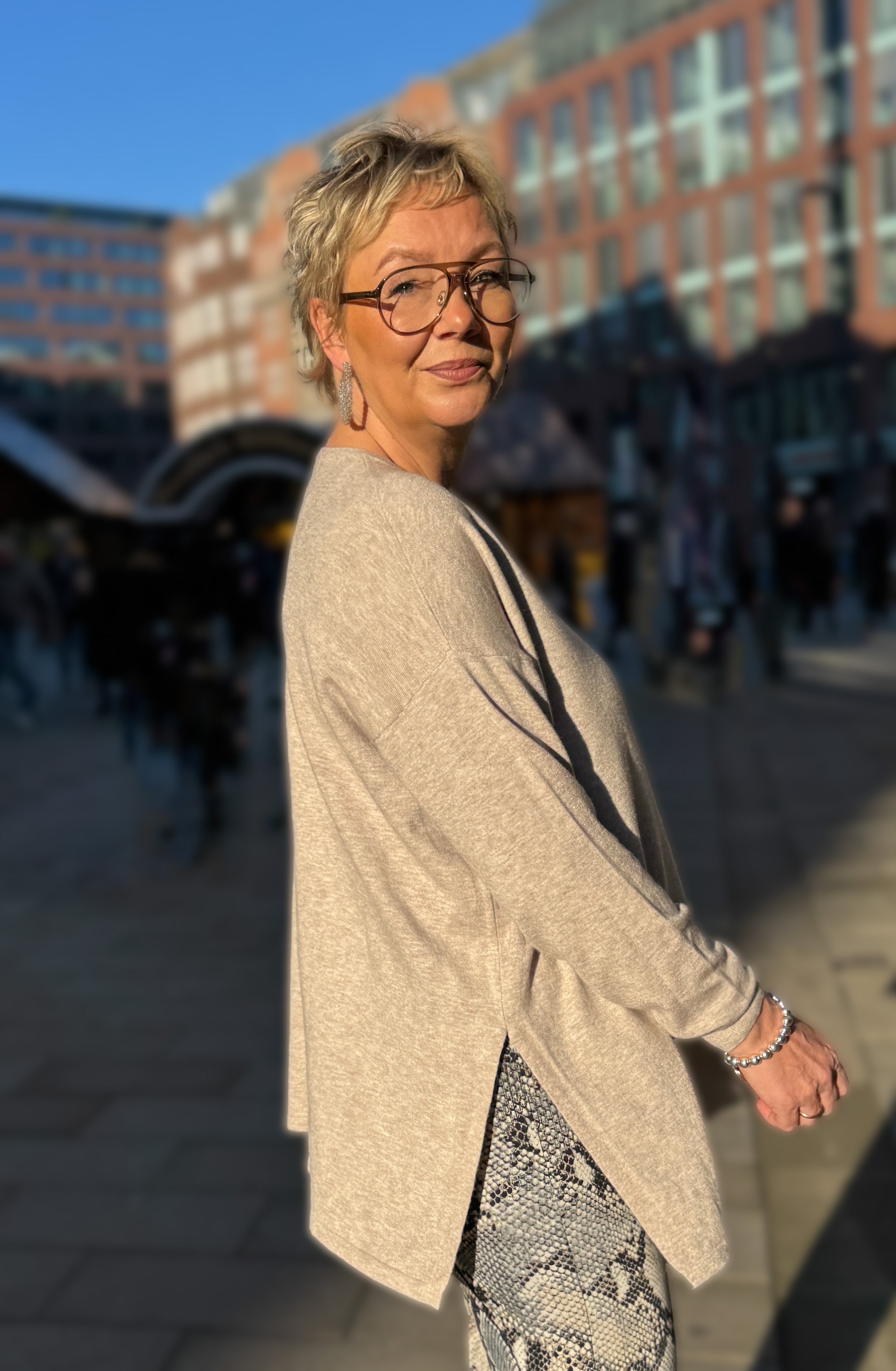 Verena in der Hamburger Innenstadt im  Pullover Juna in der Farbe Sand vom Hamburger Modelabel stegmann mode