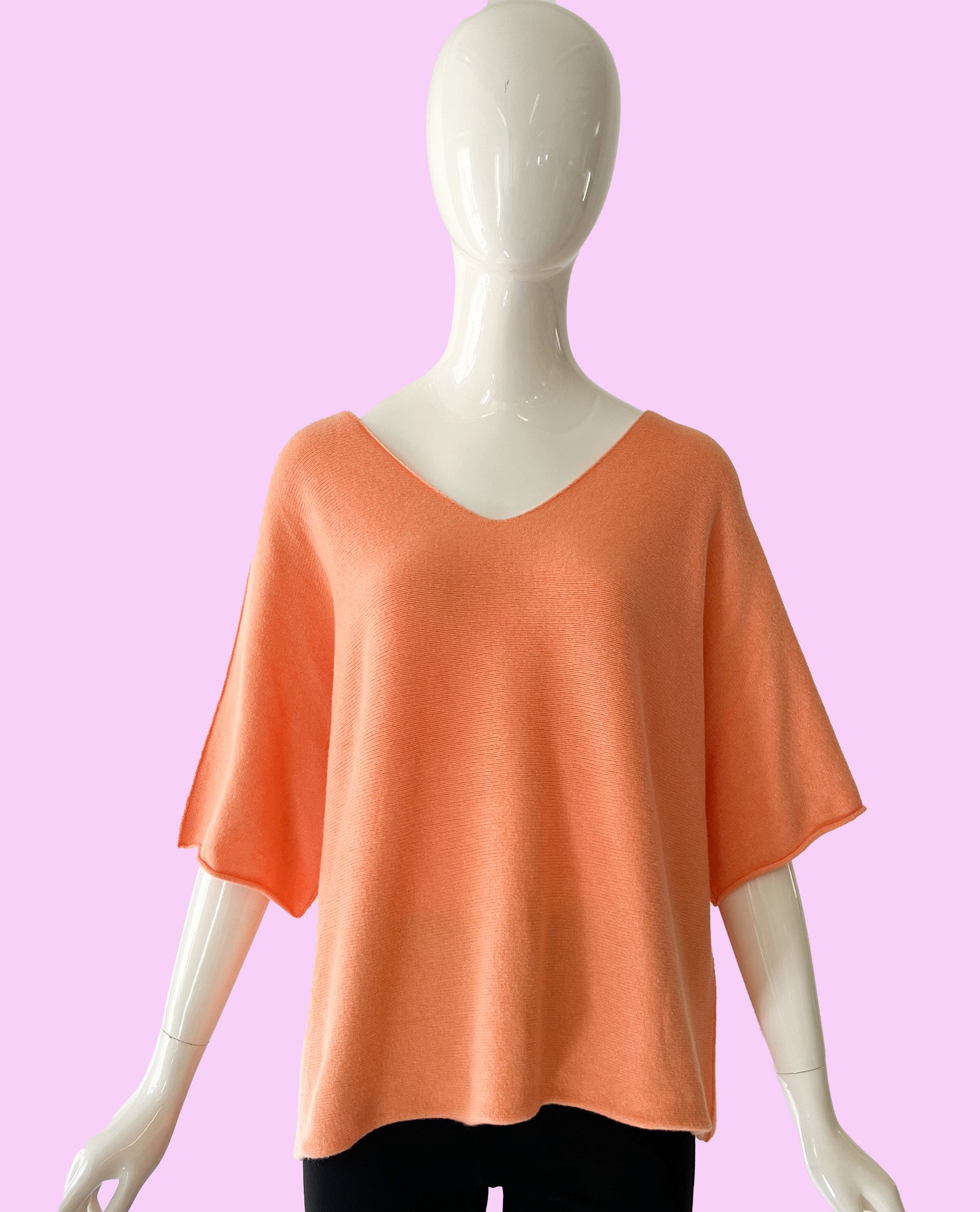 Produktfoto Pullover in Apricot mit V-Ausschnitt und Halbarm vom Hamburger Modelabel stegmann mode