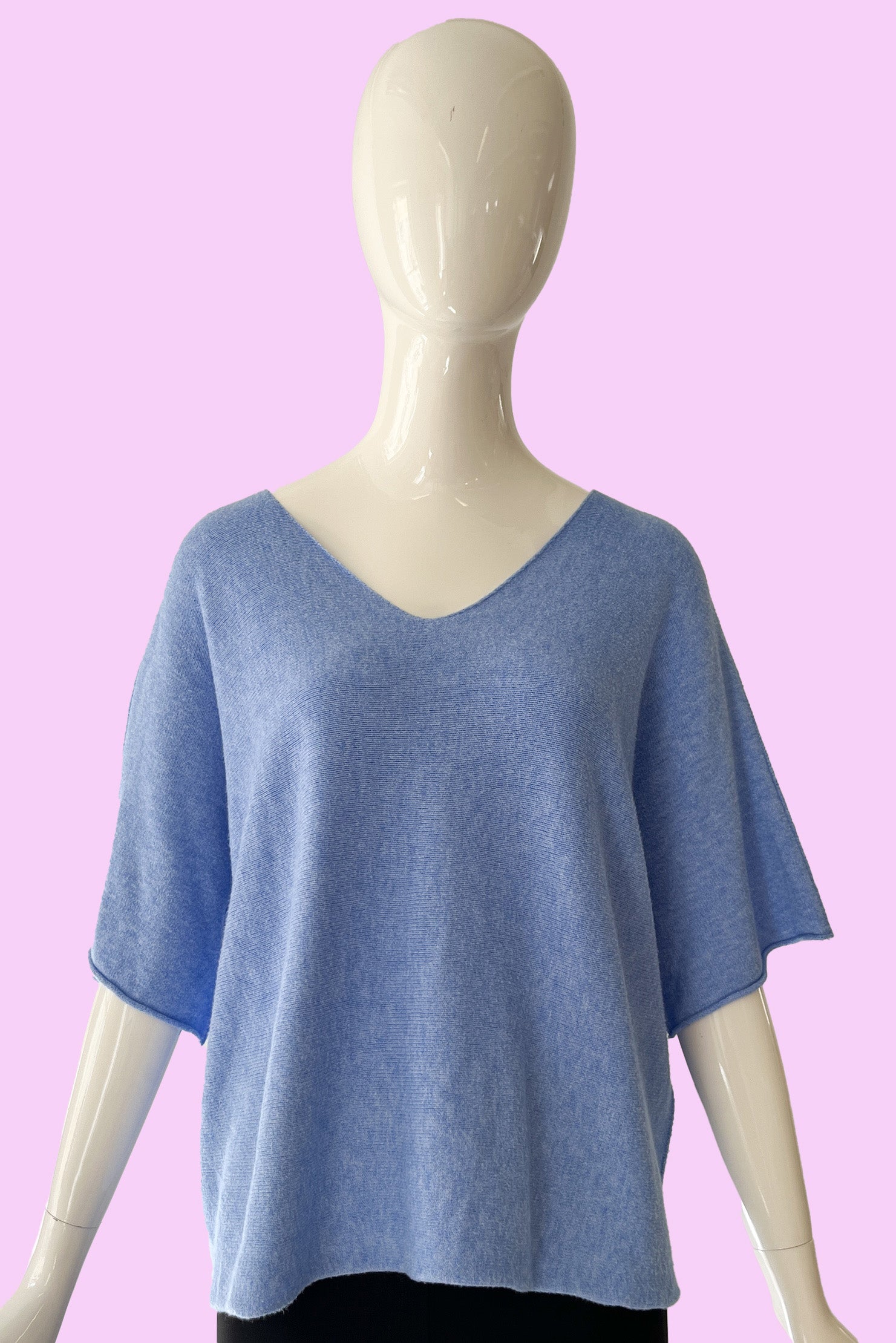 Produktfoto Pullover in Bleu Chine mit V-Ausschnitt und Halbarm vom Hamburger Modelabel stegmann mode