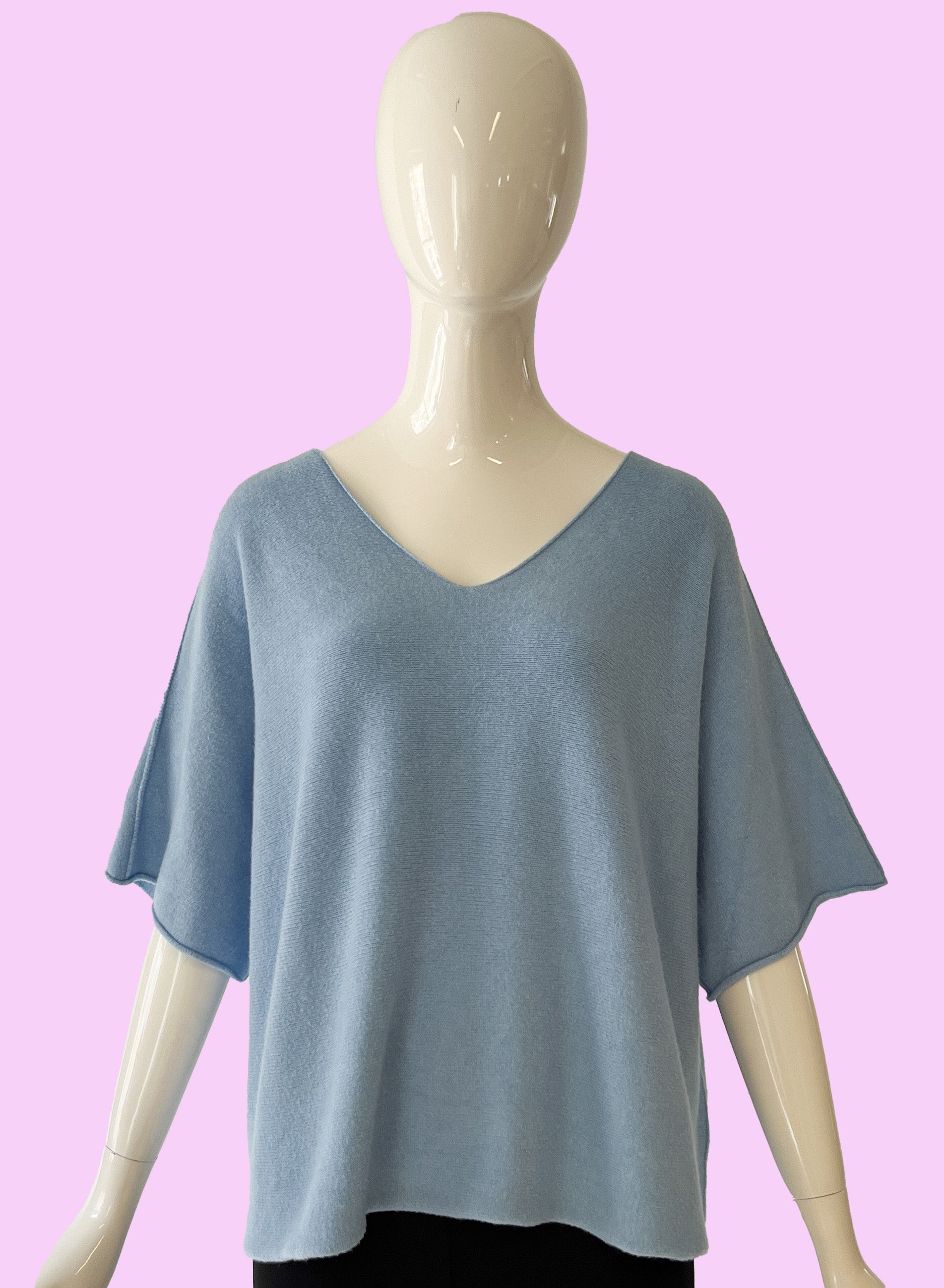 Produktfoto Pullover in Bleu Ciel mit V-Ausschnitt und Halbarm vom Hamburger Modelabel stegmann mode