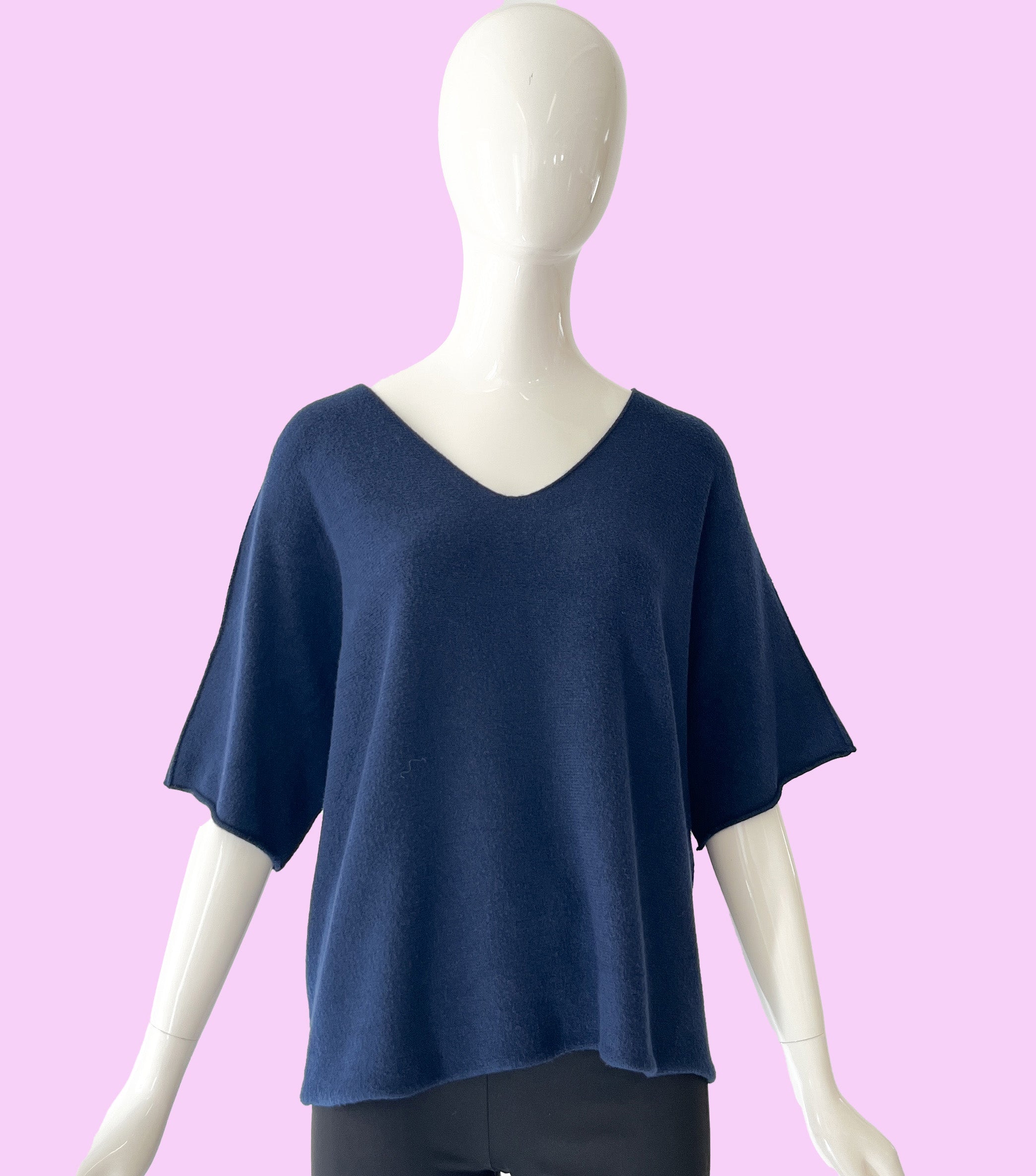 Produktfoto Pullover in Bleu Marine mit V-Ausschnitt und Halbarm vom Hamburger Modelabel stegmann mode
