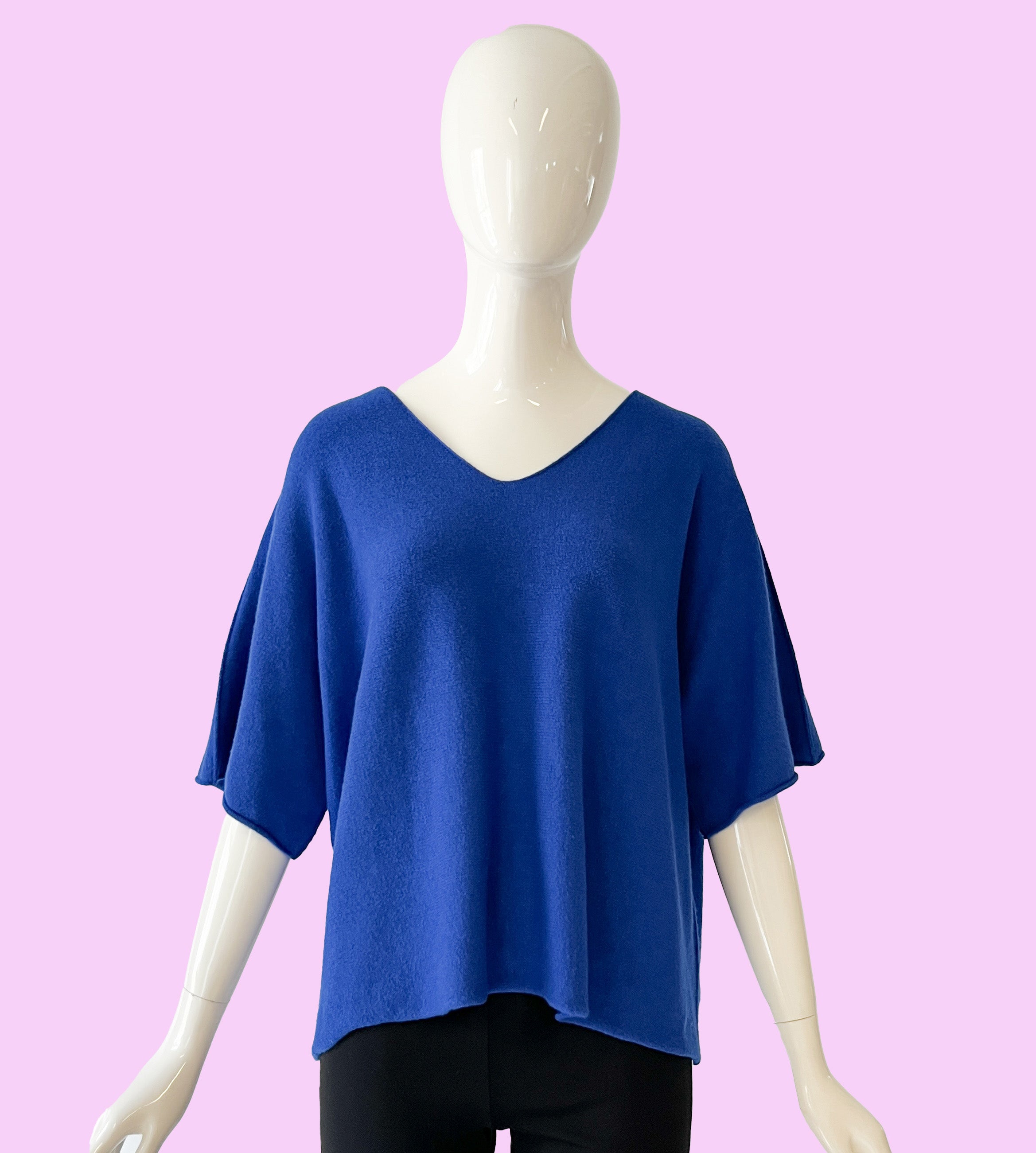 Produktfoto Pullover in Bleu Royal mit V-Ausschnitt und Halbarm vom Hamburger Modelabel stegmann mode