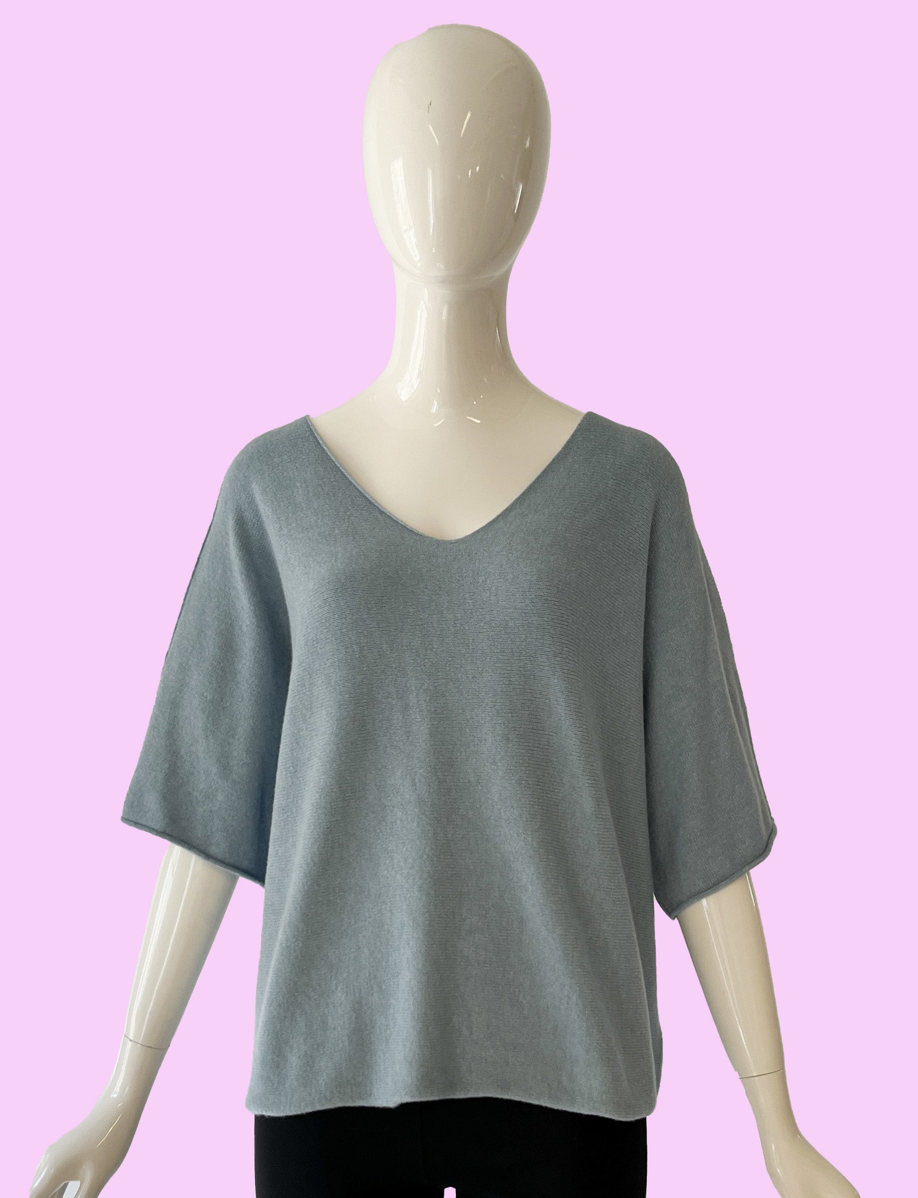 Produktfoto Pullover in Celadon mit V-Ausschnitt und Halbarm vom Hamburger Modelabel stegmann mode