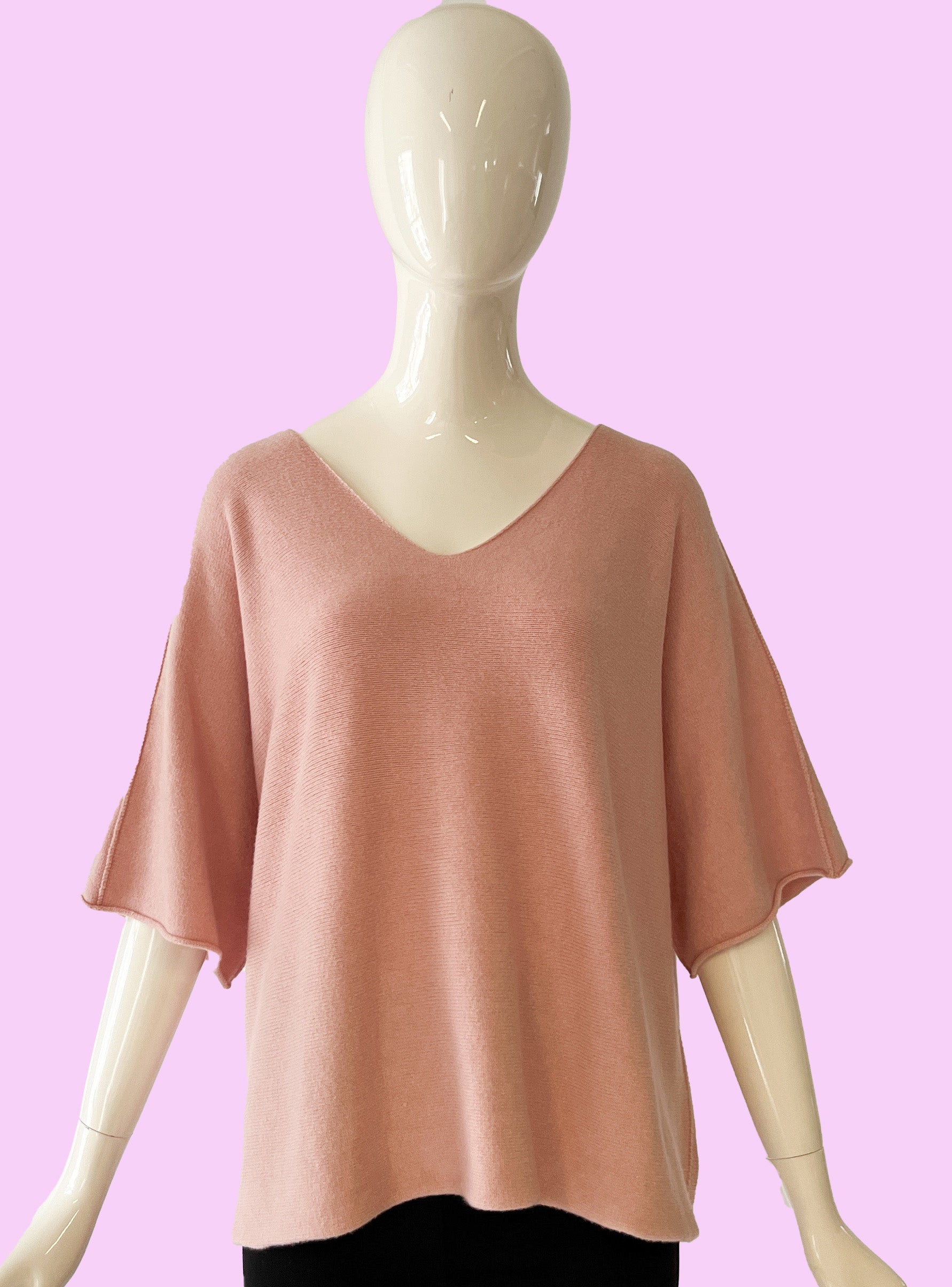 Produktfoto Pullover in Rose Poudre mit V-Ausschnitt und Halbarm vom Hamburger Modelabel stegmann mode