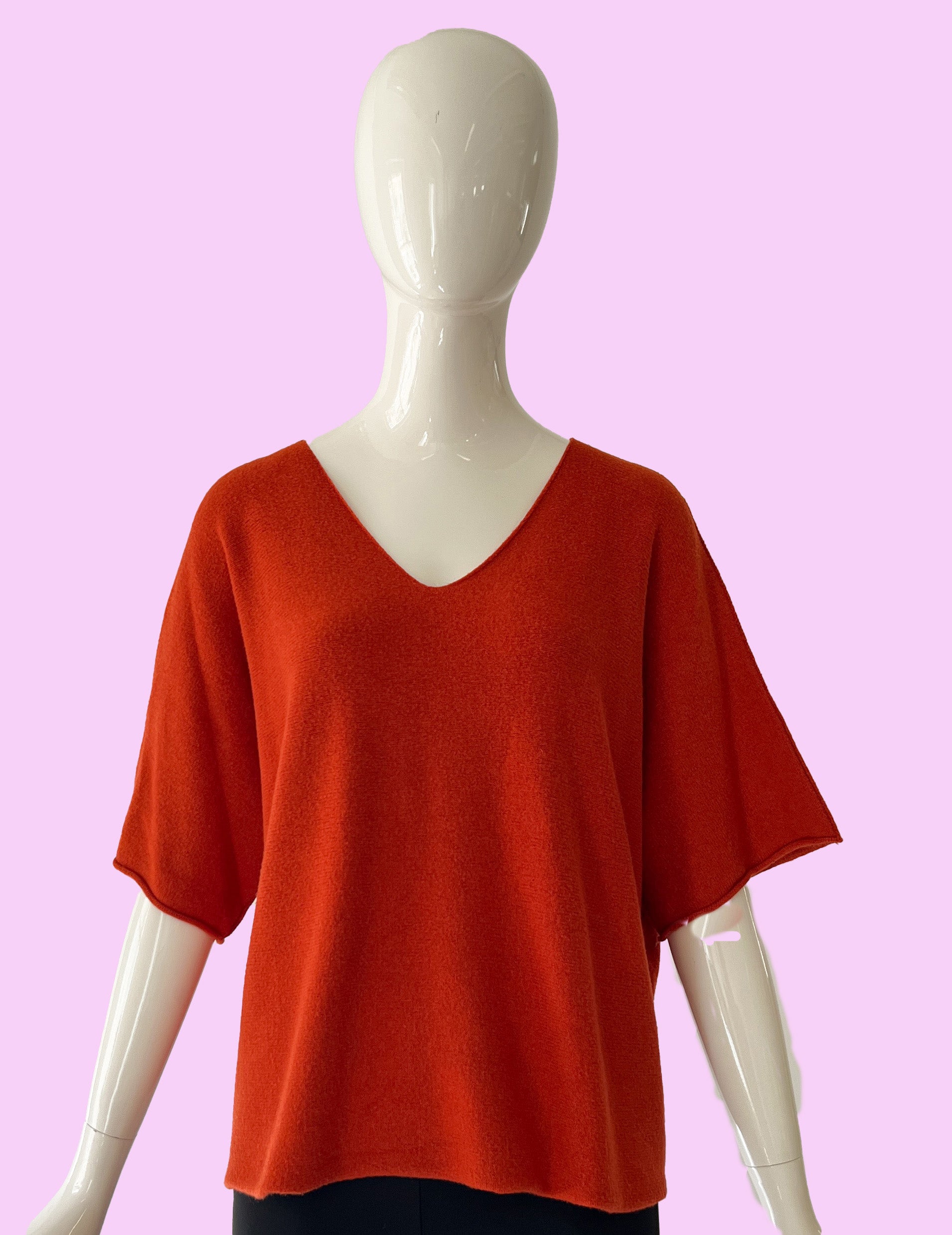 Produktfoto Pullover in Rouille mit V-Ausschnitt und Halbarm vom Hamburger Modelabel stegmann mode