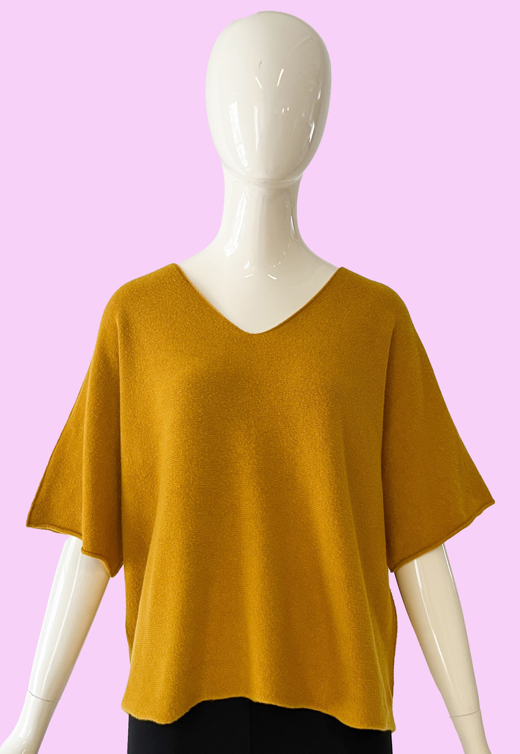 Produktfoto Pullover in Safran mit V-Ausschnitt und Halbarm vom Hamburger Modelabel stegmann mode