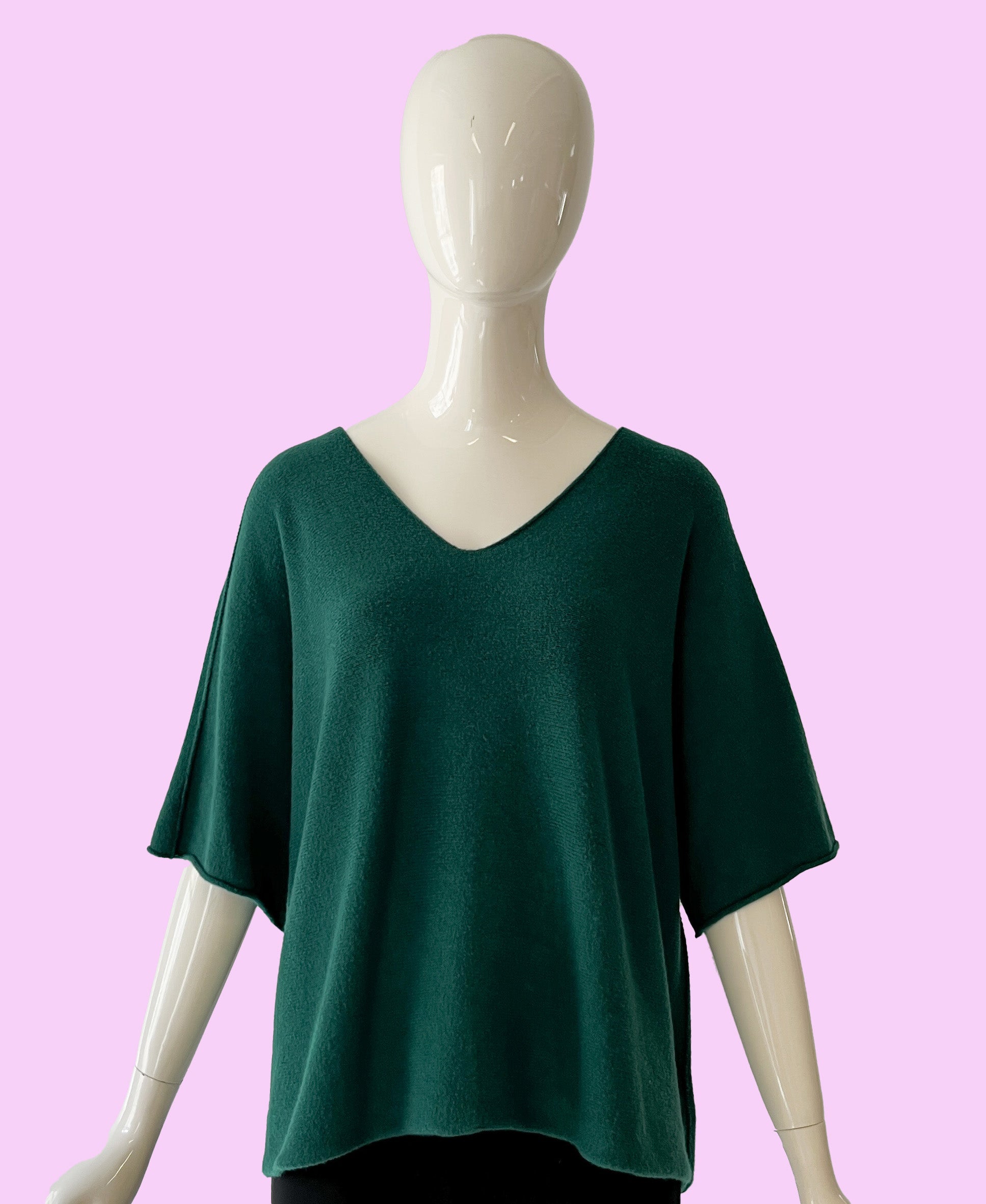 Produktfoto Pullover in Vert mit V-Ausschnitt und Halbarm vom Hamburger Modelabel stegmann mode