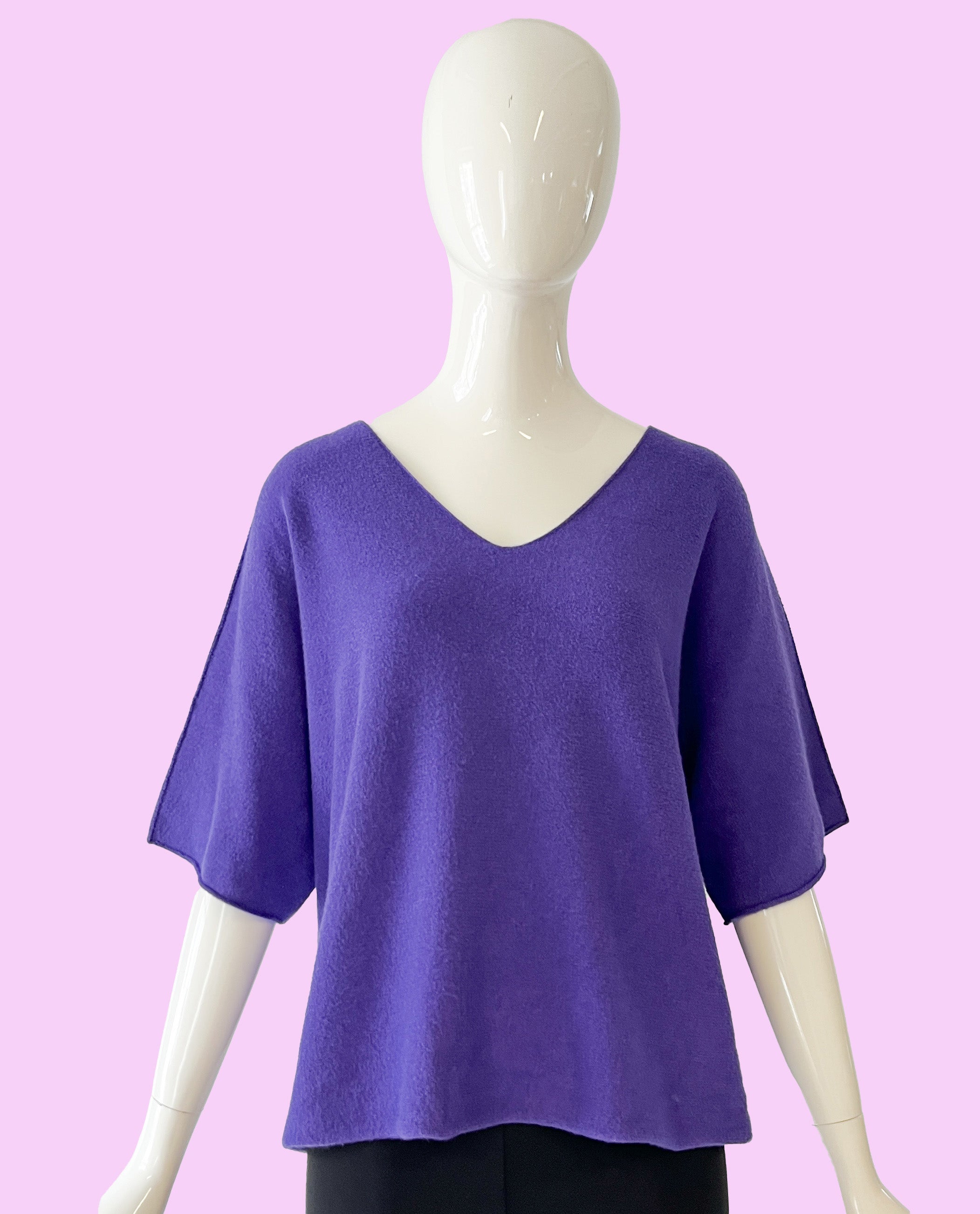 Produktfoto Pullover in Violet mit V-Ausschnitt und Halbarm vom Hamburger Modelabel stegmann mode