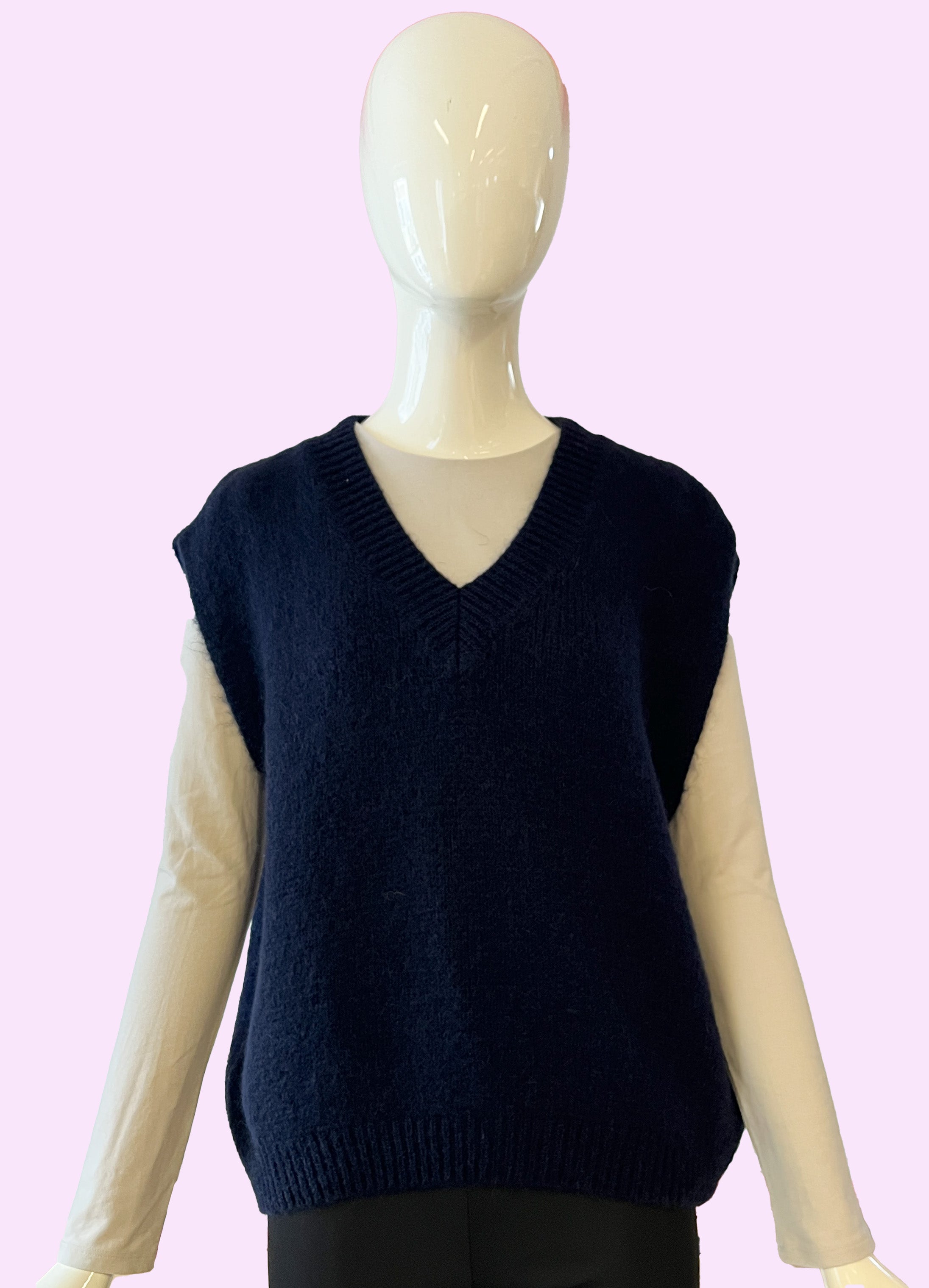 Produktfoto vom Pullunder Alva in der Farbe Marine vom Hamburger Modelabel stegmann mode