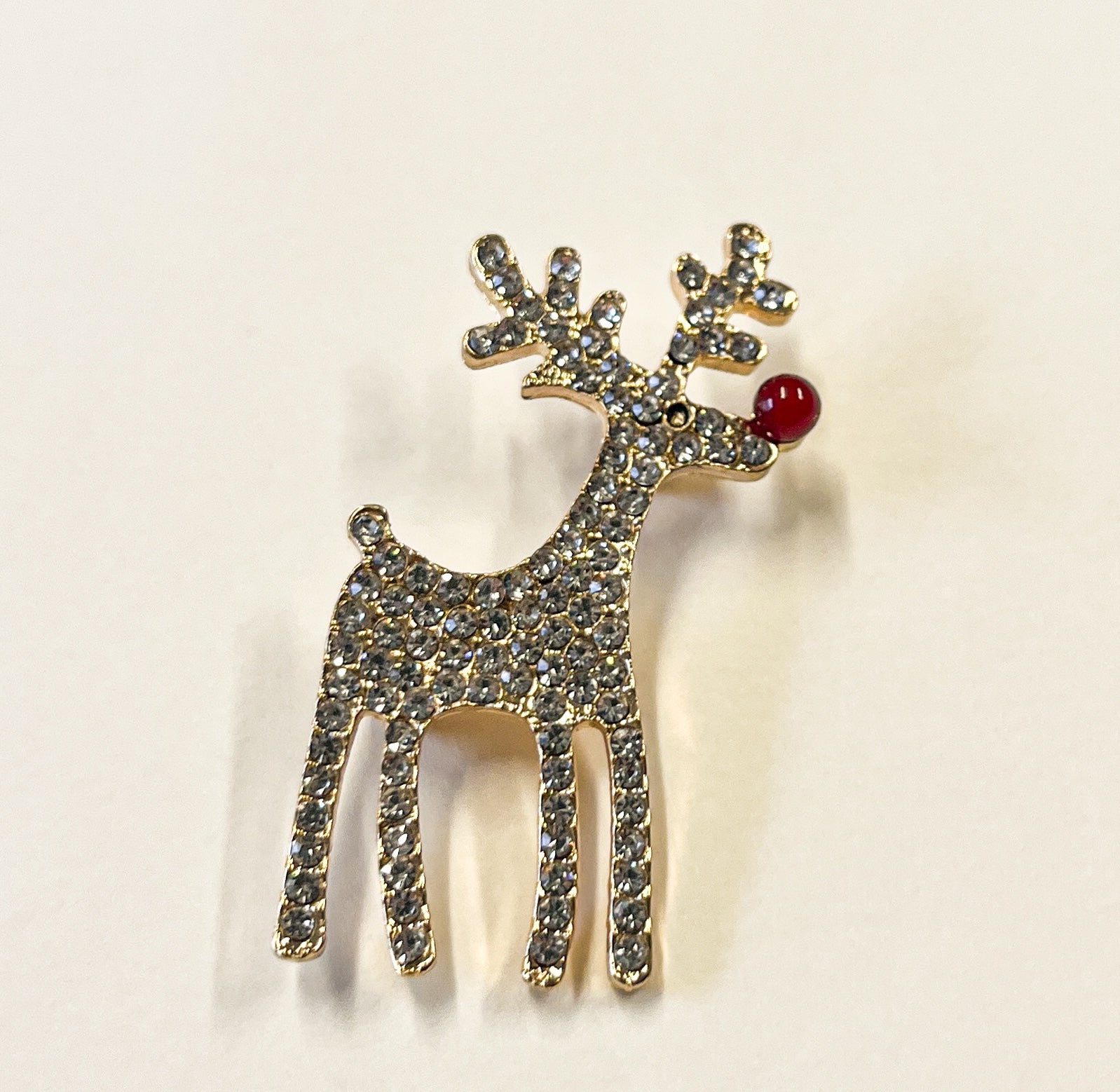 Produktfoto von weihnachtlicher Brosche in Rentierform vom Hamburger Modelabel stegmann mode