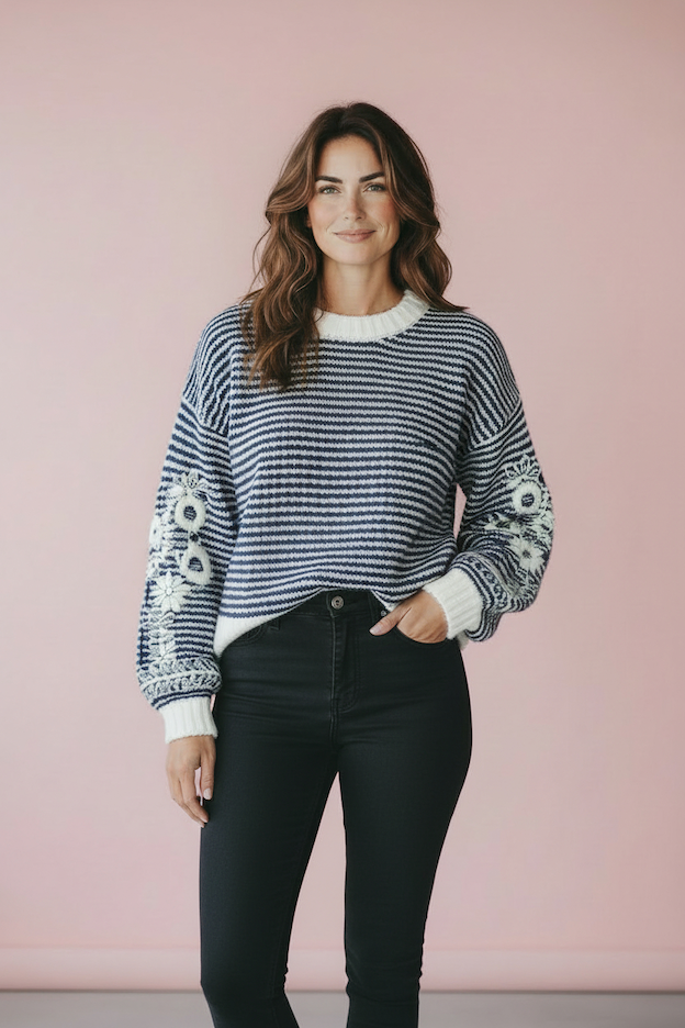 KI Modell im Studio im Ringelpullover mit Wollstickerei vom Hamburger Modelabel stegmann mode