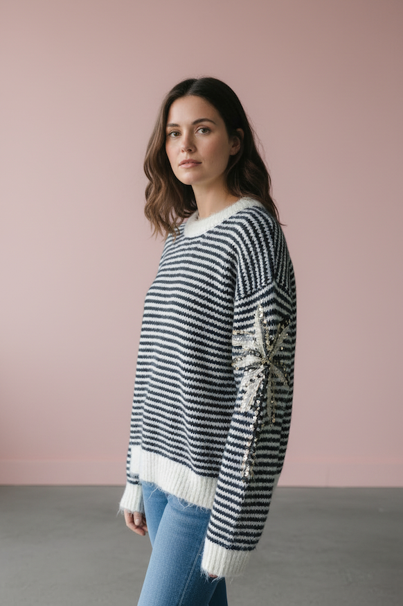 KI Modell im Studio im Ringelpullover mit Palme aus Pailletten vom Hamburger Modelabel stegmann mode