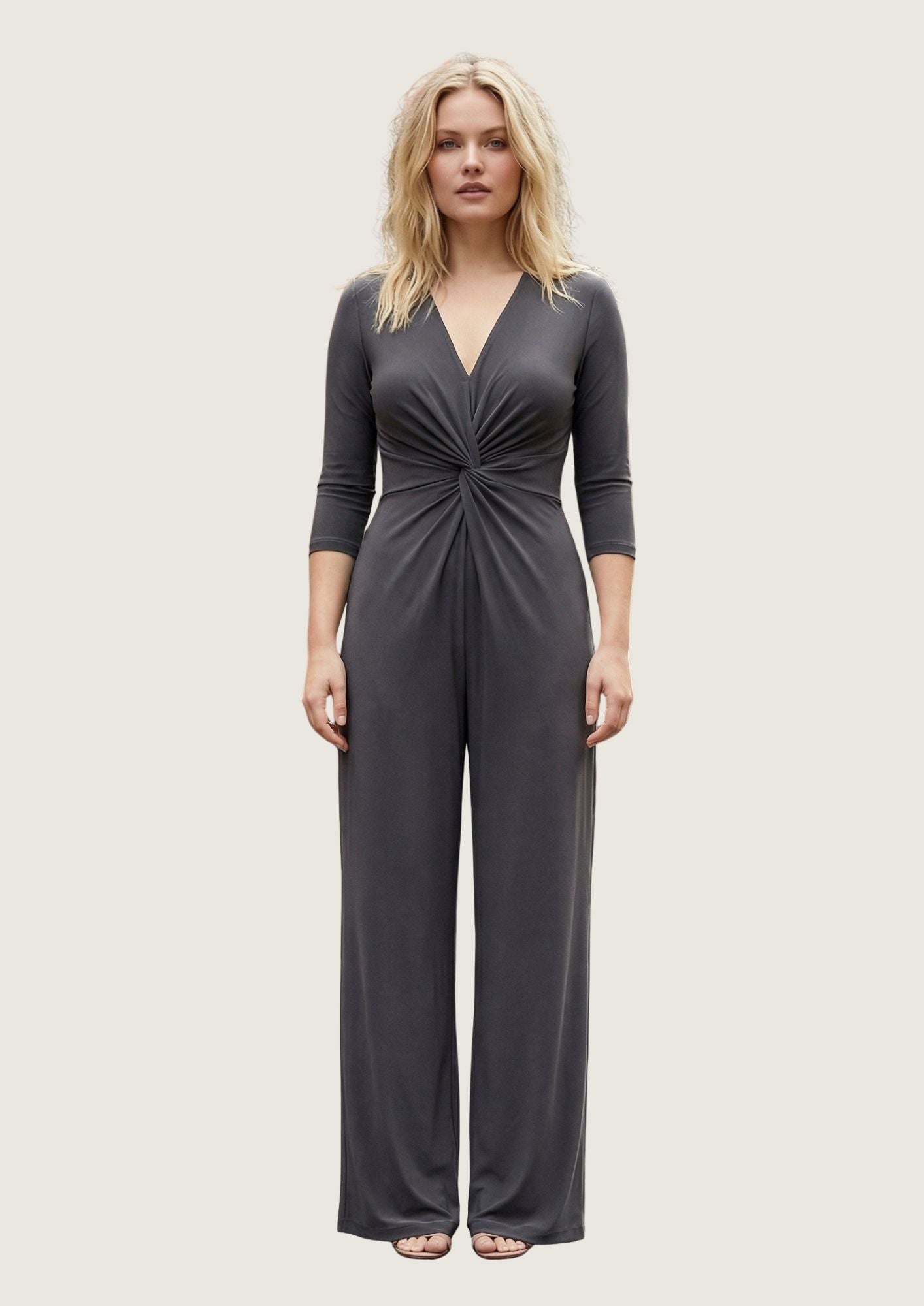 KI Modell im Studio im Jumpsuit Romy Combi im Print Graphite vom Hamburger Modelabel stegmann mode