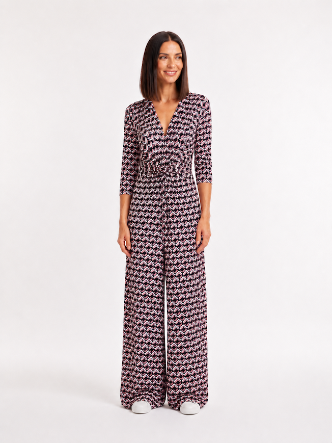 KI generiertes Model im Studio im Jumpsuit Romy Combi im Print Mosaik Rose vom Hamburger Modelabel Stegmann Mode