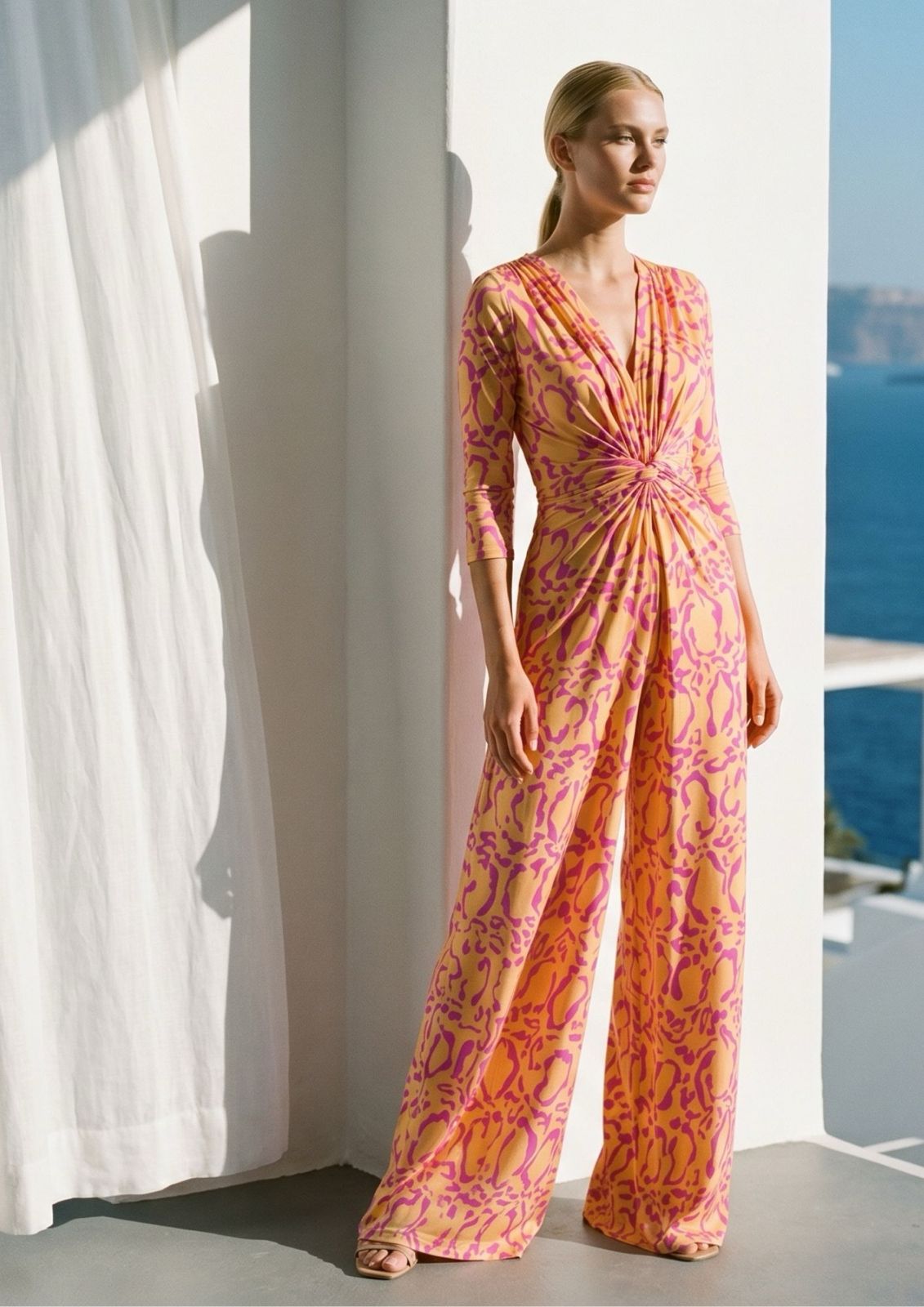 KI generiertes Modell auf Santorini im Jumpsuit Romy Combi im Print Panthere Orange vom Hamburger Modelabel stegmann mode