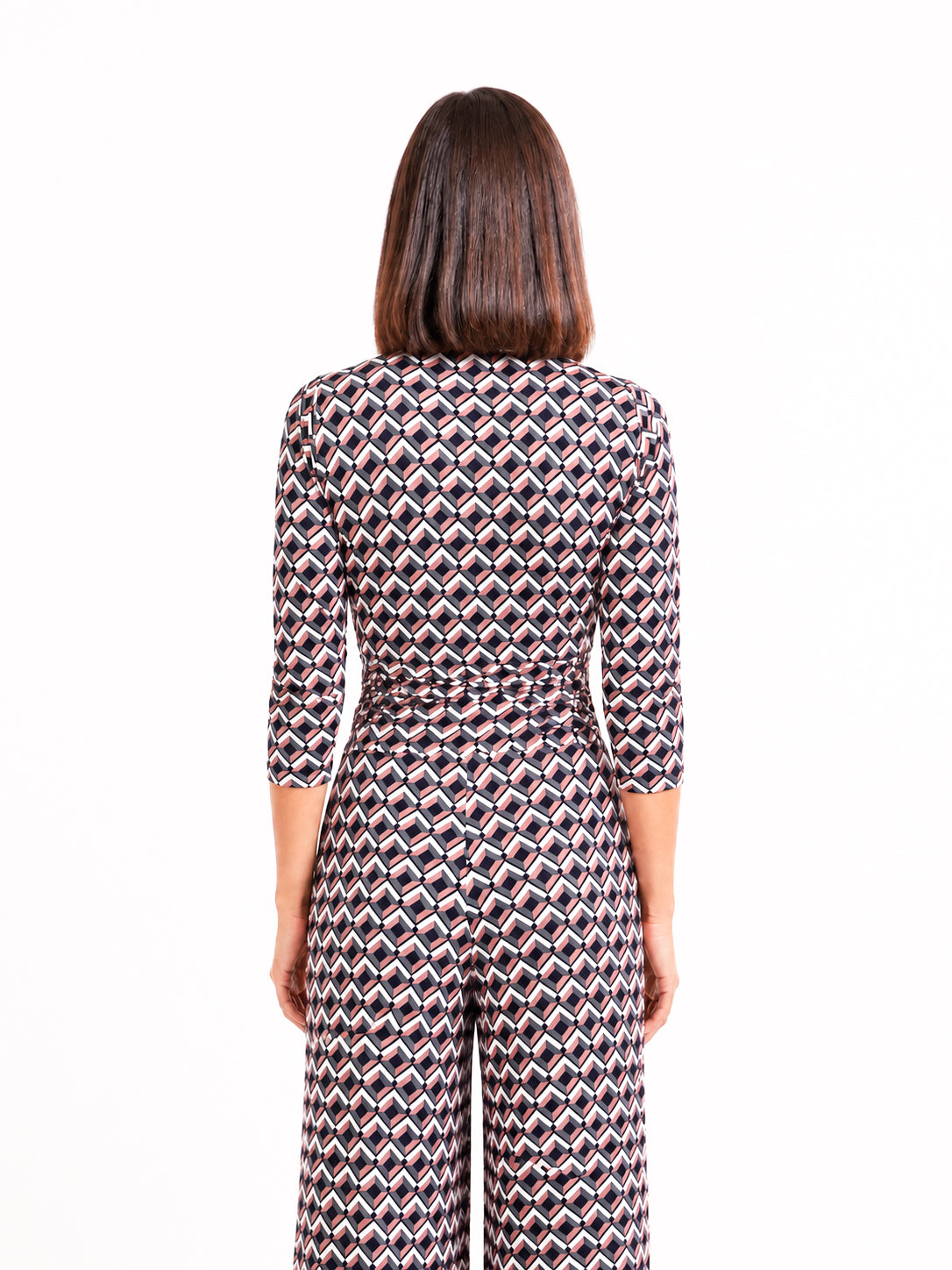 KI generiertes Model im Studio im Jumpsuit Romy Combi im Print Mosaik Rose Detail hinten vom Hamburger Modelabel Stegmann Mode