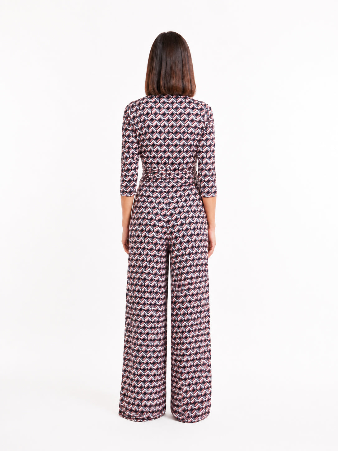 KI generiertes Model hinten im Studio im Jumpsuit Romy Combi im Print Mosaik Rose vom Hamburger Modelabel Stegmann Mode