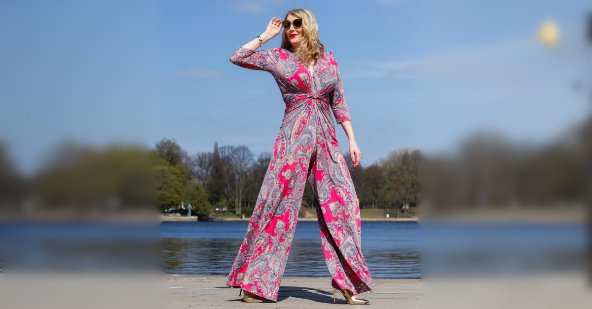 Frau vor Alster im Jumpsuit Romy Combi im Print Cashmere Pink vom Hamburger Modelabel stegmann mode