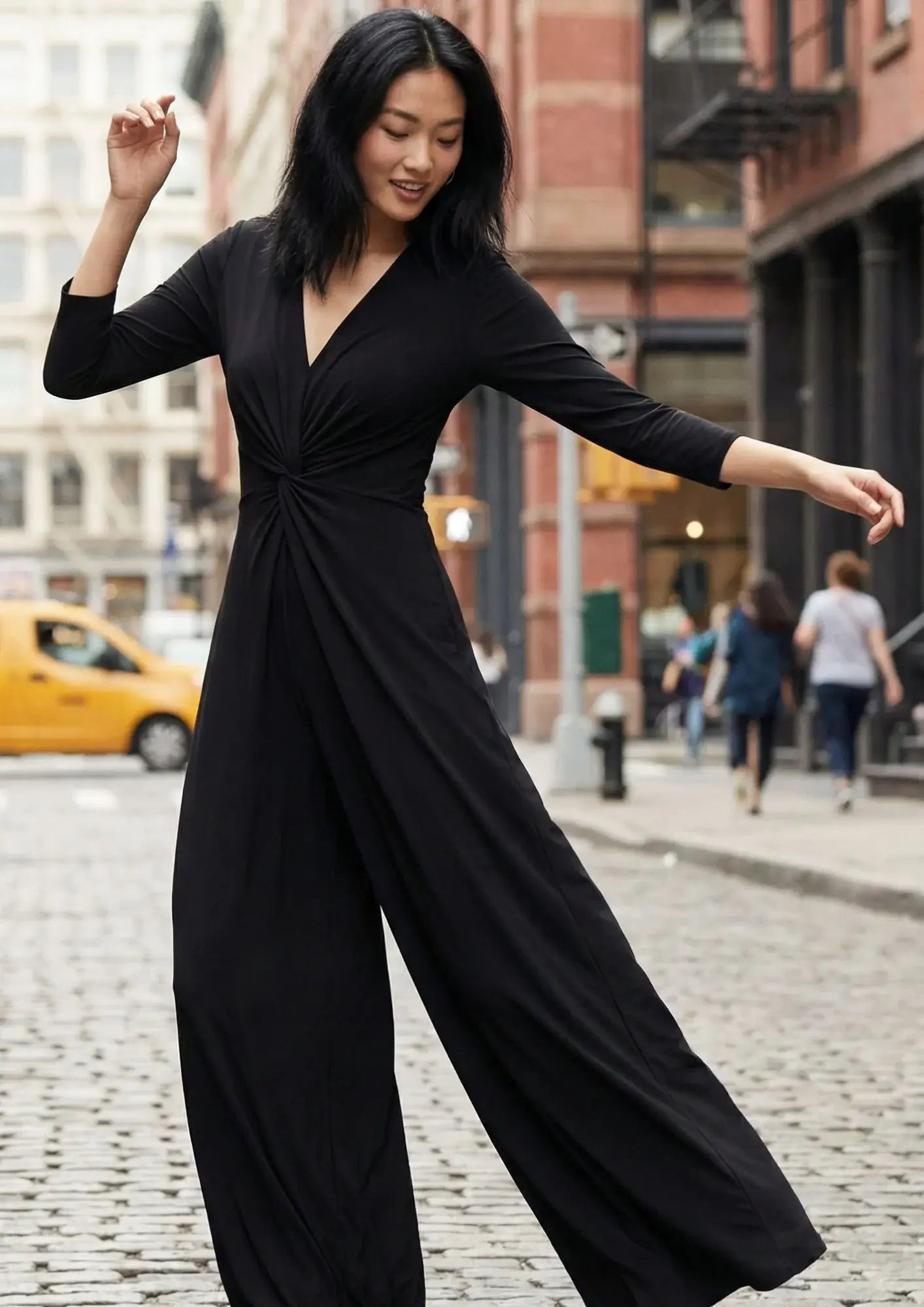KI Modell im urbanen Umfeld im Jumpsuit Romy Combi im Print Noir vom Hamburger Modelabel stegmann mode
