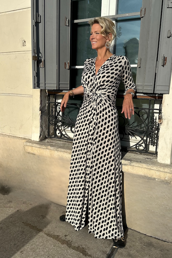 Stefanie vor Fenster in Paris im Jumpsuit Romy Combi im Print Vienne vom Hamburger Modelabel stegmann mode