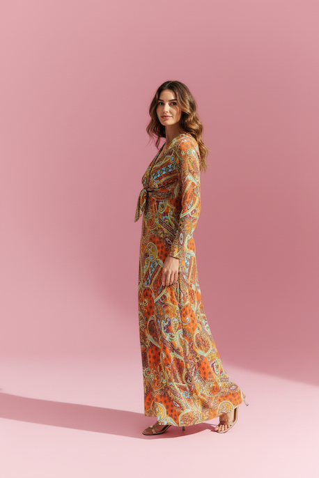 KI generiertes Modell im Studio im Kleid Romy Longue im Print Cashmere Orient vom Hamburger Modelabel stegmann mode