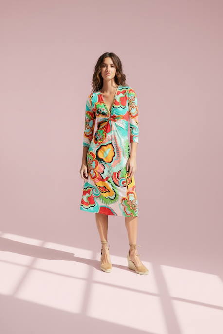 KI generiertes Modell im Studio im Kleid Ruby Short im Print Nature vom Hamburger Modelabel stegmann mode