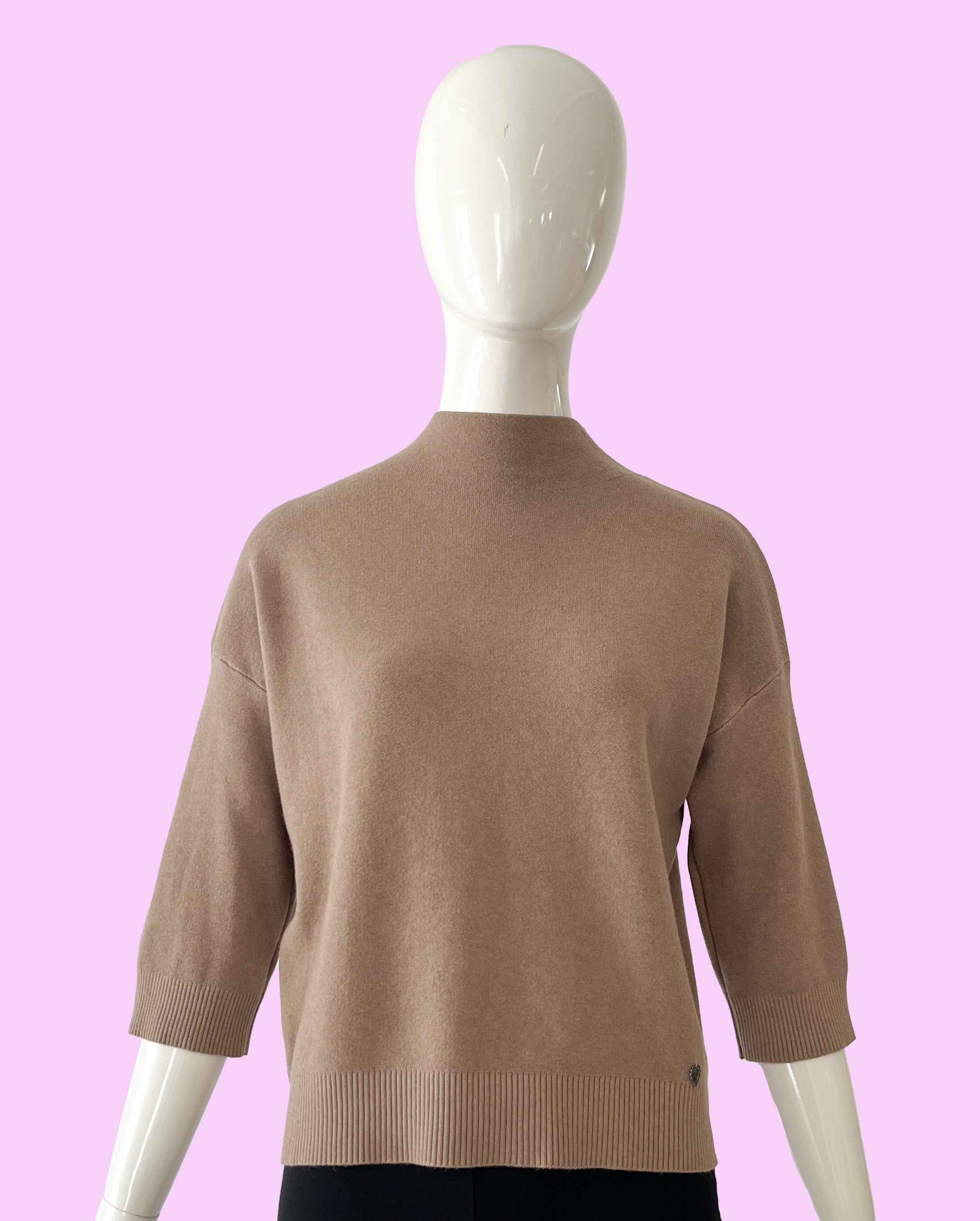 Produktfoto Pullover in Camel mit Stehkragen und Halbarm vom Hamburger Modelabel stegmann mode