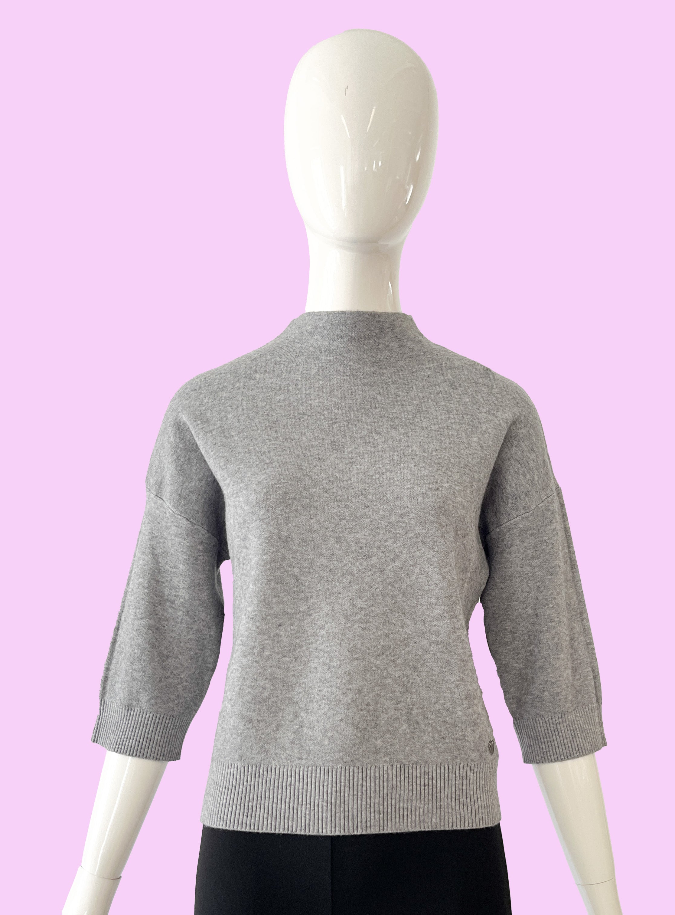 Produktfoto Pullover in Grau mit Stehkragen und Halbarm vom Hamburger Modelabel stegmann mode