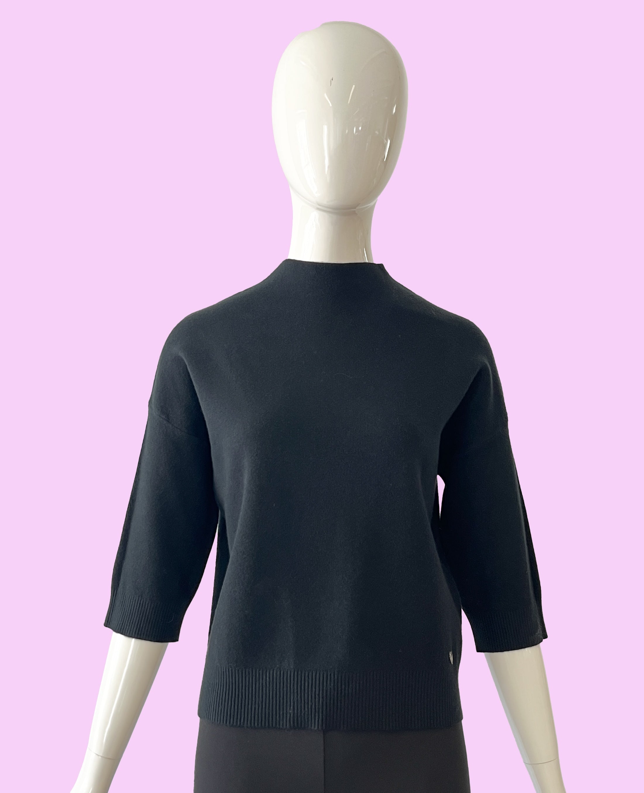 Produktfoto Pullover in Schwarz mit Stehkragen und Halbarm vom Hamburger Modelabel stegmann mode