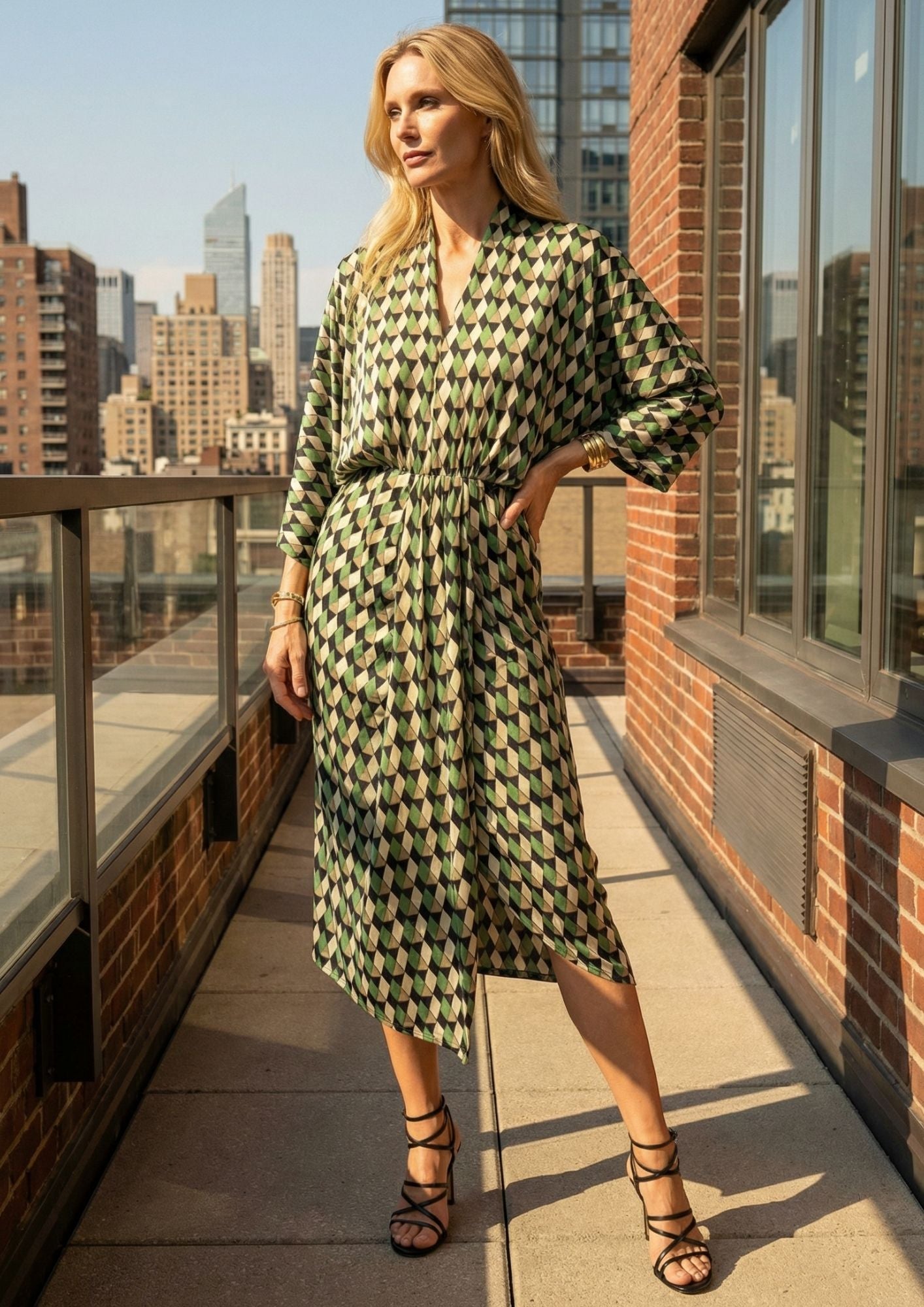 KI Modell im urbanen Umfeld im Kleid Sara im Print Kaleidoscope vom Hamburger Modelabel stegmann mode