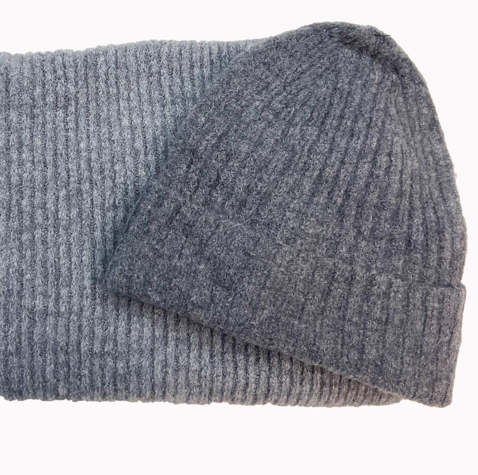 Produktfoto vom Set bestehend aus Schal und Mütze in Grau vom Hamburger Modelabel stegmann mode