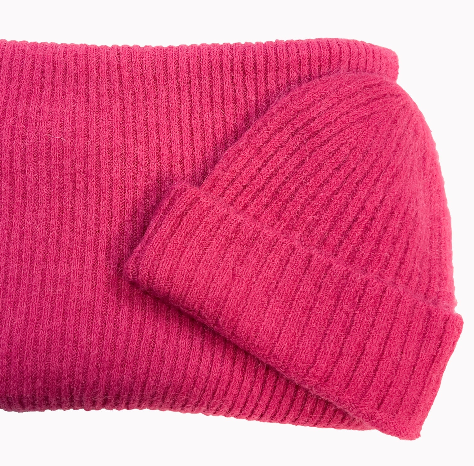 Produktfoto vom Set bestehend aus Schal und Mütze in Pink vom Hamburger Modelabel stegmann mode