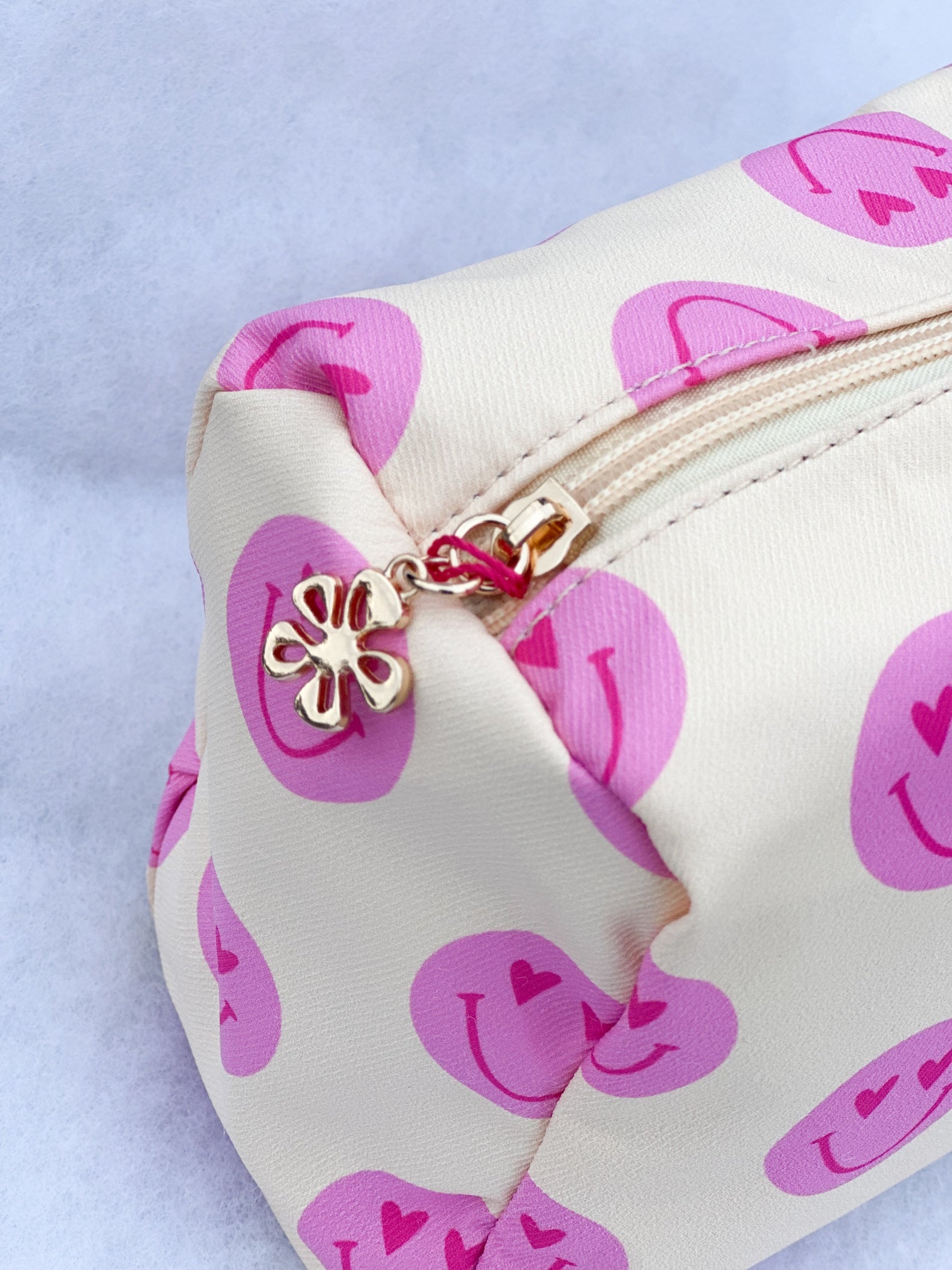 Close Up Produktfoto von Kosmetiktasche in der Farbe hellgelb mit rosa Smileys vom Hamburger Modelabel stegmann mode