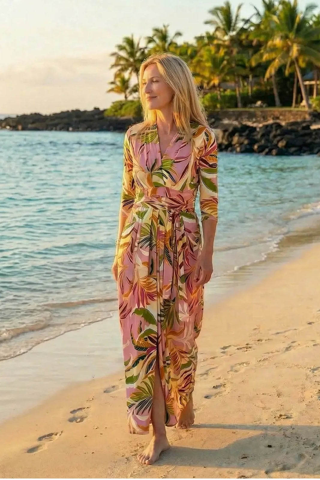 KI generiertes Bild mit Modell am Strand im Kleid Sophia im Print Plantes Pastelles vom Hamburger Modelabel stegmann mode