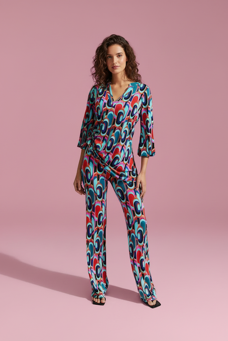 KI generiertes Modell im Studio in der Hose Spino im Print Bluna vom Hamburger Modelabel stegmann mode