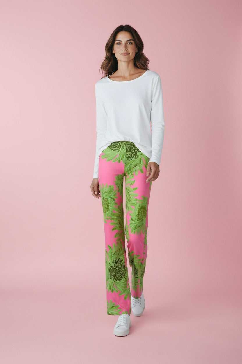 KI generiertes Modell im Studio in der Hose Spino im Print Crysantheme vom Hamburger Modelabel stegmann mode