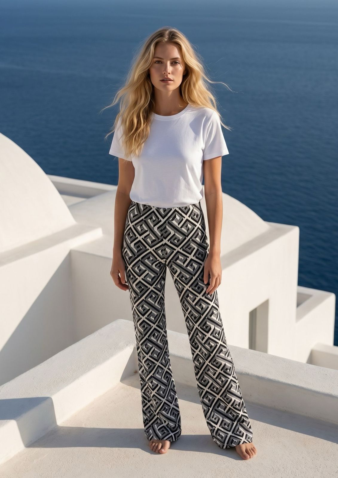 KI generiertes Modell auf Santorini in der Hose Spino  im Print Dimension vom Hamburger Modelabel stegmann mode