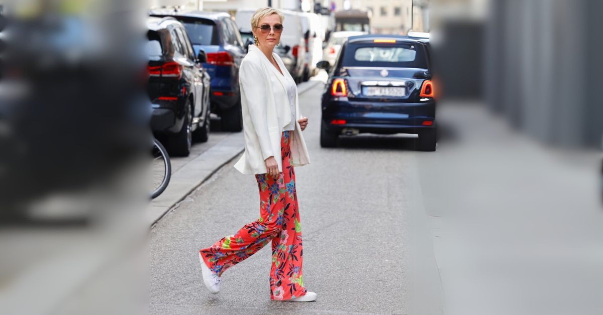 Frau im urbanen Umfeld in der Hose Spino im Print Floralis vom Hamburger Modelabel stegmann mode