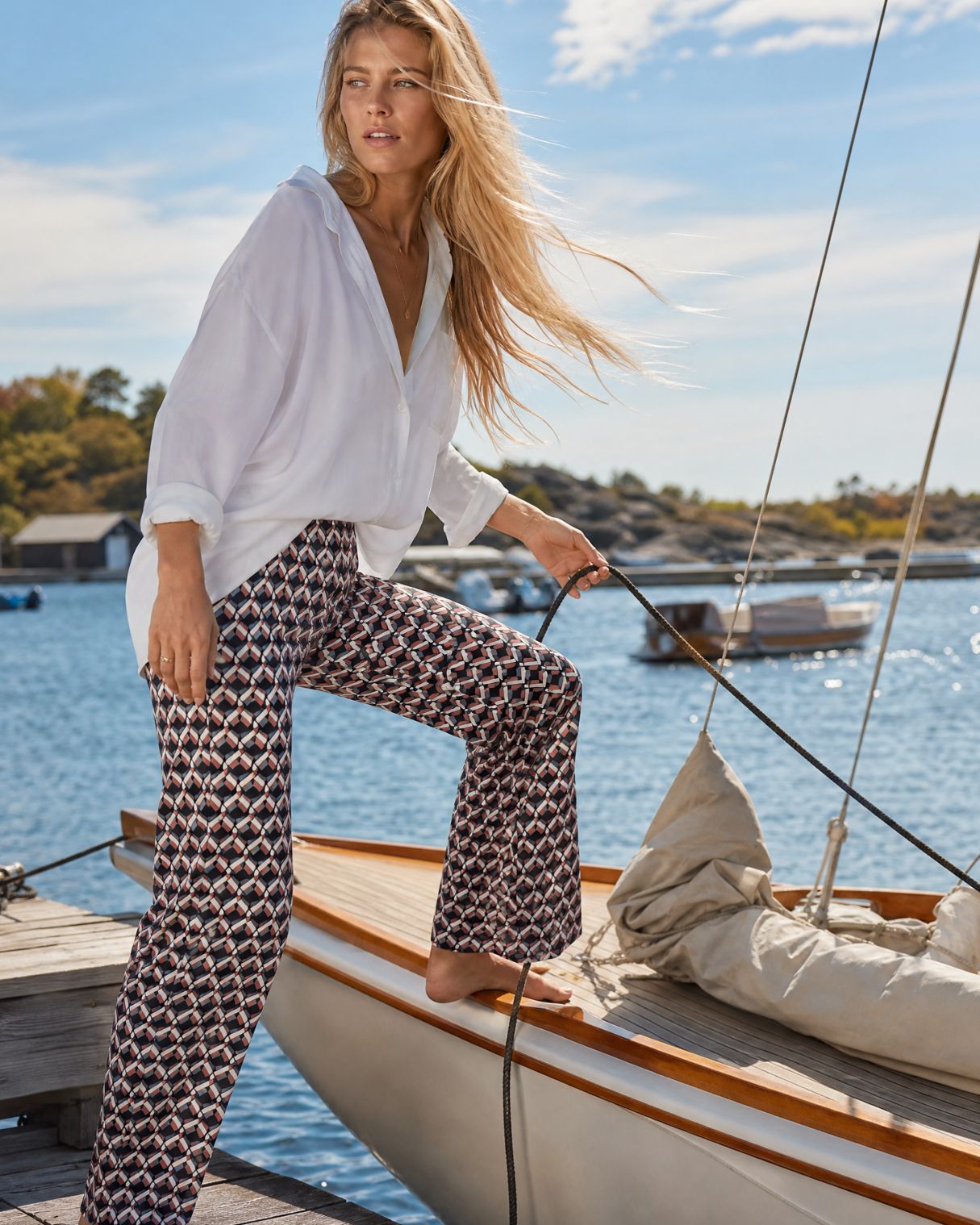 KI generiertes Model am Hafen in der Hose Spino im Print Mosaik Rose vom Hamburger Modelabel Stegmann Mode