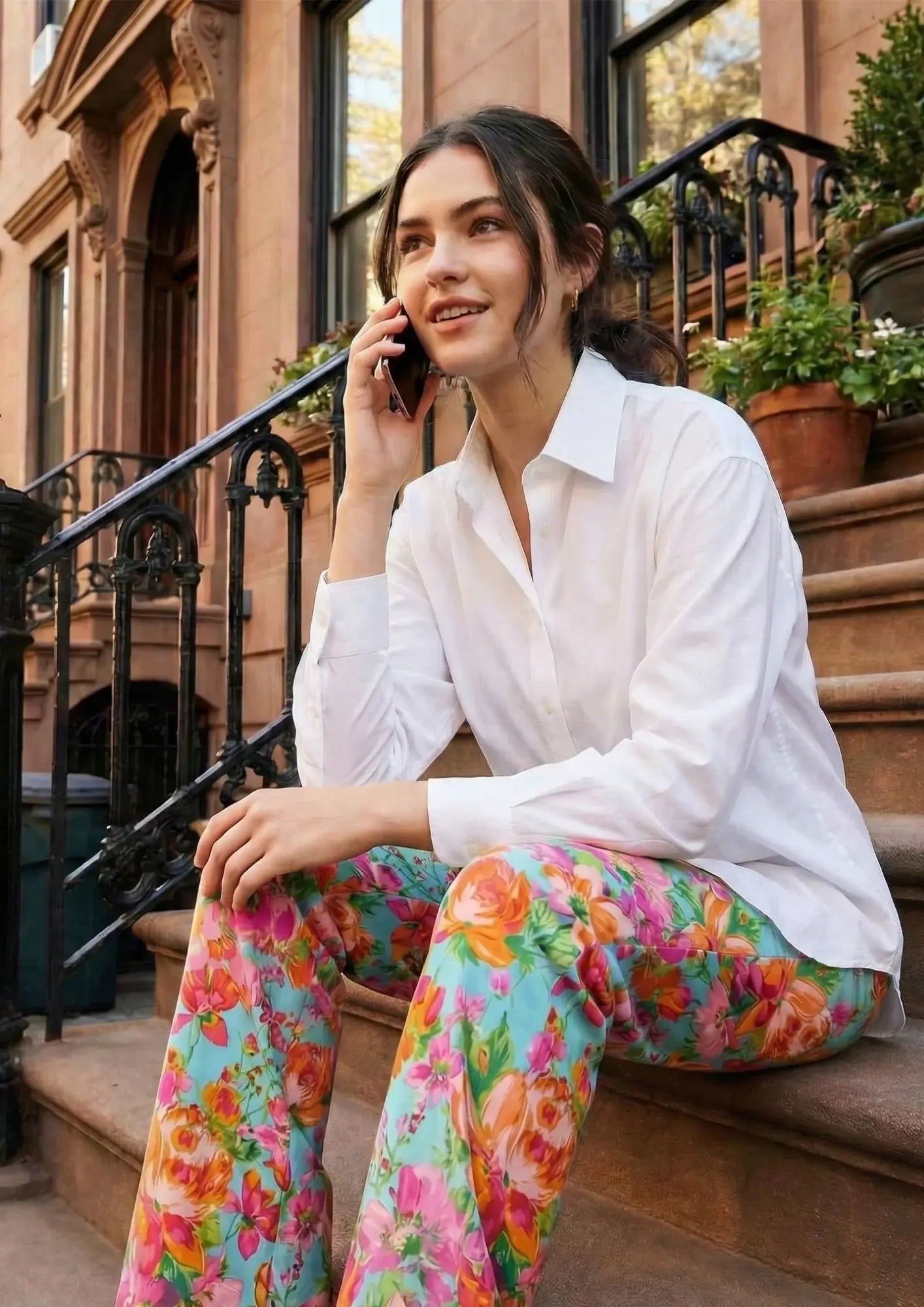 KI Modell im urbanen Umfeld in der Hose Spino im Print Multi Rose vom Hamburger Modelabel stegmann mode
