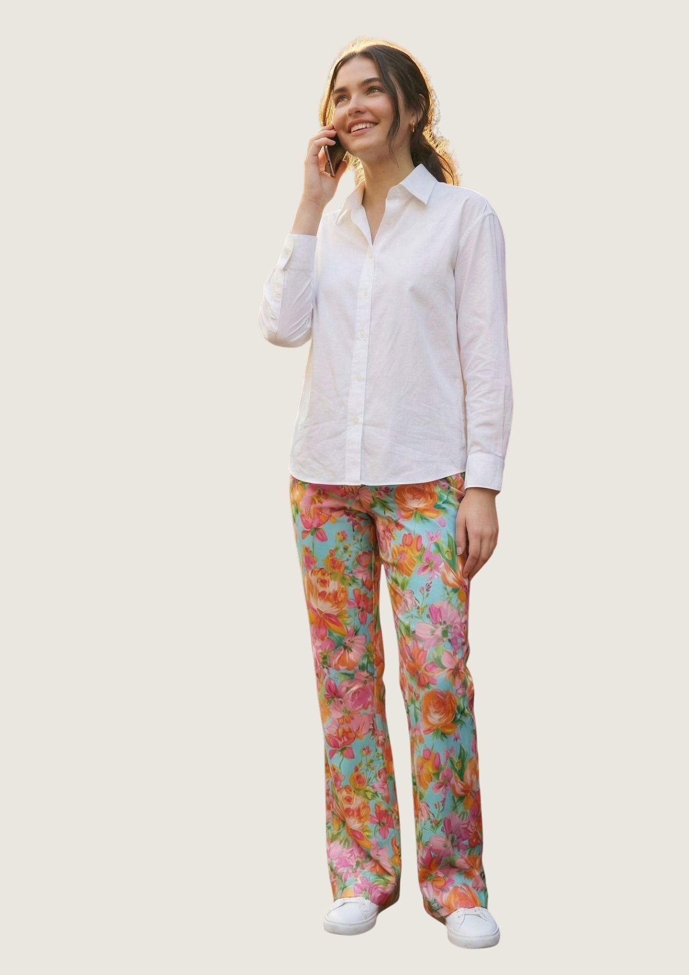 KI Modell im Studio in der Hose Spino im Print Rose Multi vom Hamburger Modelabel stegmann mode