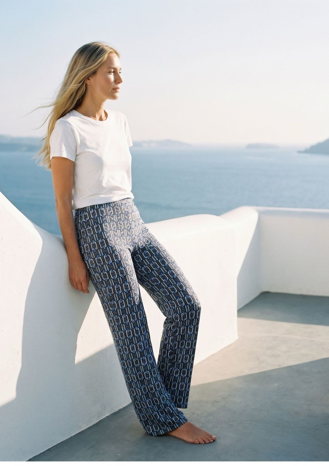 KI generiertes Modell auf Santorini in der Hose Spino im Print Trikot Bleu vom Hamburger Modelabel stegmann mode
