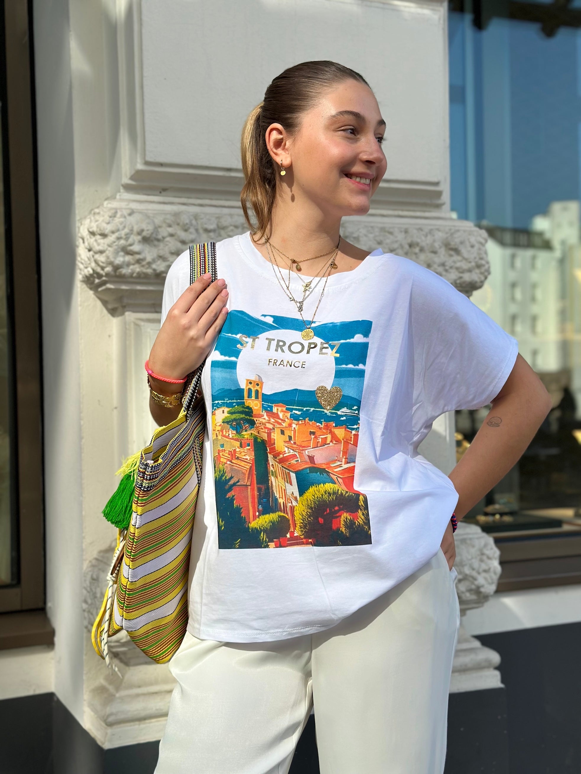 Weißes T-Shirt mit Reisemotiven vom Hamburger Modelabel stegmann mode