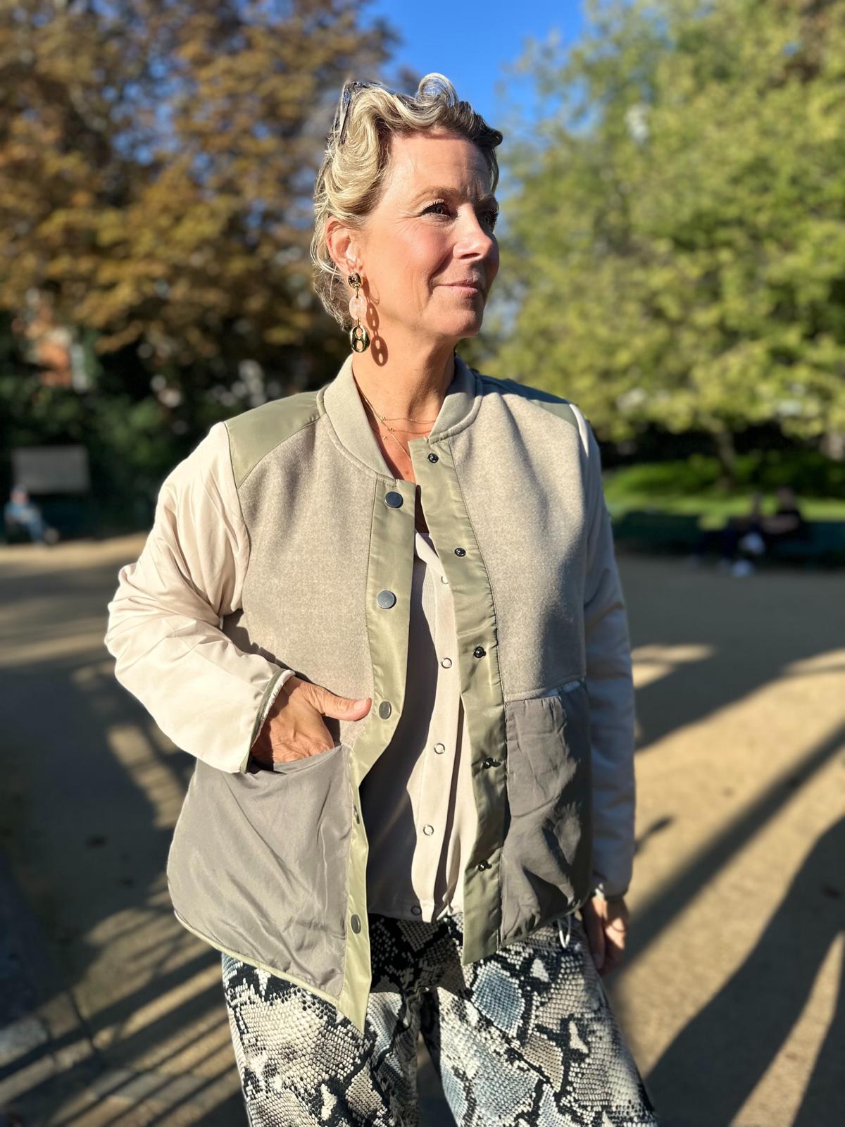 Coole Steppjacke im Bomberstyle Halbtotale vom Hamburger Modelabel stegmann mode