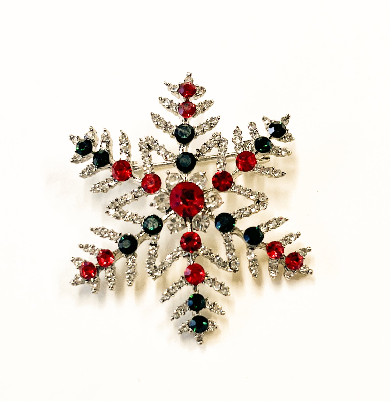 Produktfoto von weihnachtlicher Brosche in Schneeflockenform vom Hamburger Modelabel stegmann mode