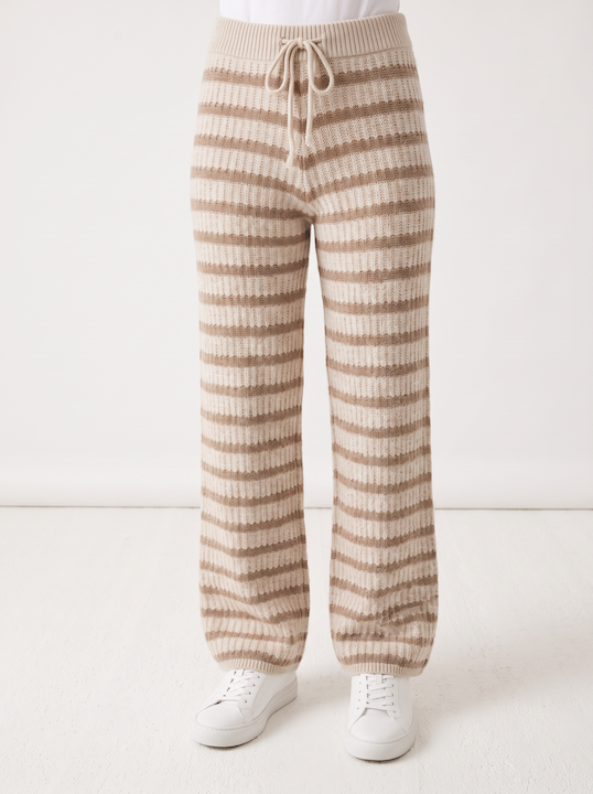 Close Up vom KI generierten Modell im hellen Studio in der gestreiften Strickhose Pauli vom Hamburger Modelabel Stegmann Mode