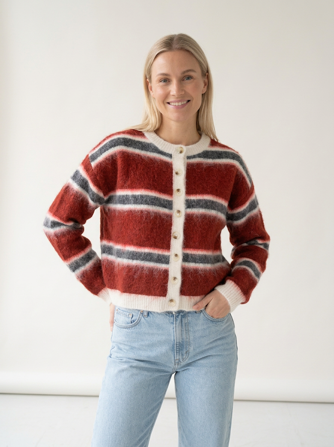 KI generiertes Modell im hellen Studio in der gestreiften Strickjacke Bonnie in der Farbe Rot vom Hamburger Modelabel Stegmann Mode