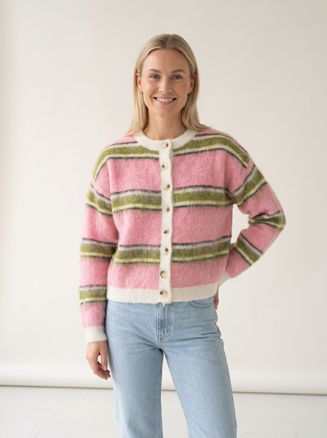 KI generiertes Modell im hellen Studio in der gestreiften Strickjacke Bonnie in der Farbe Rosa vom Hamburger Modelabel Stegmann Mode