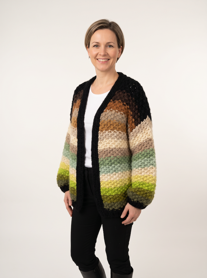 KI generiertes Modell in der Strickjacke Maille in Naturtönen vom Hamburger Modelabel Stegmann Mode